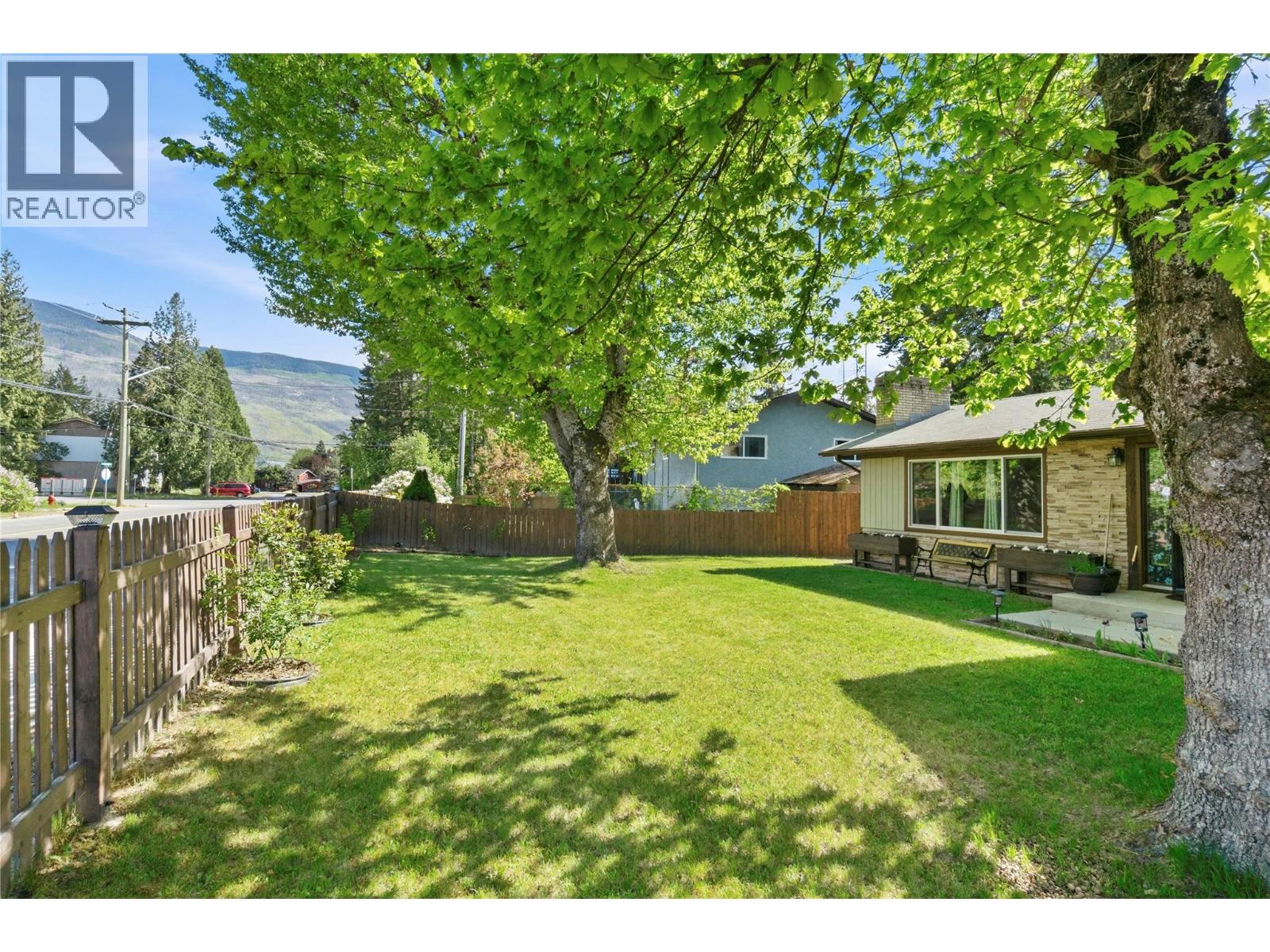 606 Riverside Avenue, Sicamous, British Columbia  V0E 2V0 - Photo 4 - 10386963