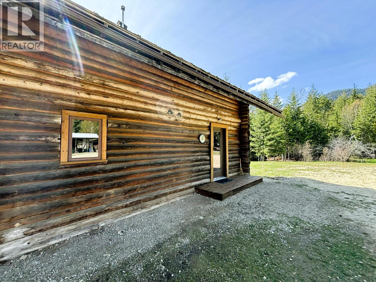 1425 Bobbie Burns Road, Lumby, British Columbia  V0E 2C4 - Photo 9 - 10387177