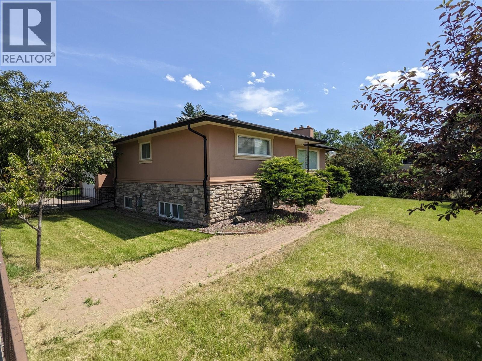 1020 13th Street, Kamloops, British Columbia  V2B 3C9 - Photo 2 - 10387144