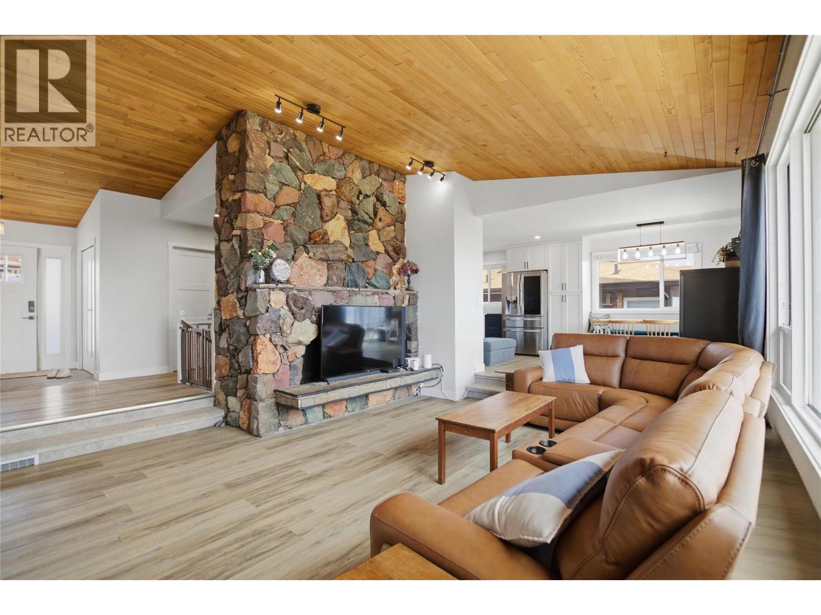 356 Gleneagles Drive, Kamloops, British Columbia  V2E 1Z4 - Photo 3 - 10387200