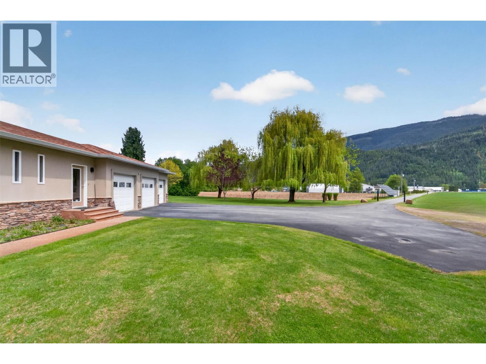 1200 Trans Canada Highway, Sicamous, British Columbia  V0E 2V0 - Photo 29 - 10386801
