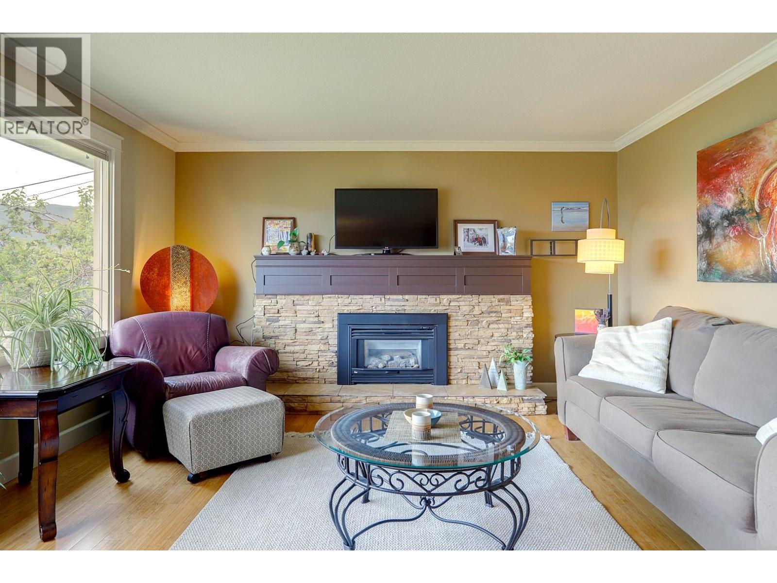 8308 Kalview Drive, Coldstream, British Columbia  V1B 1W7 - Photo 4 - 10386741