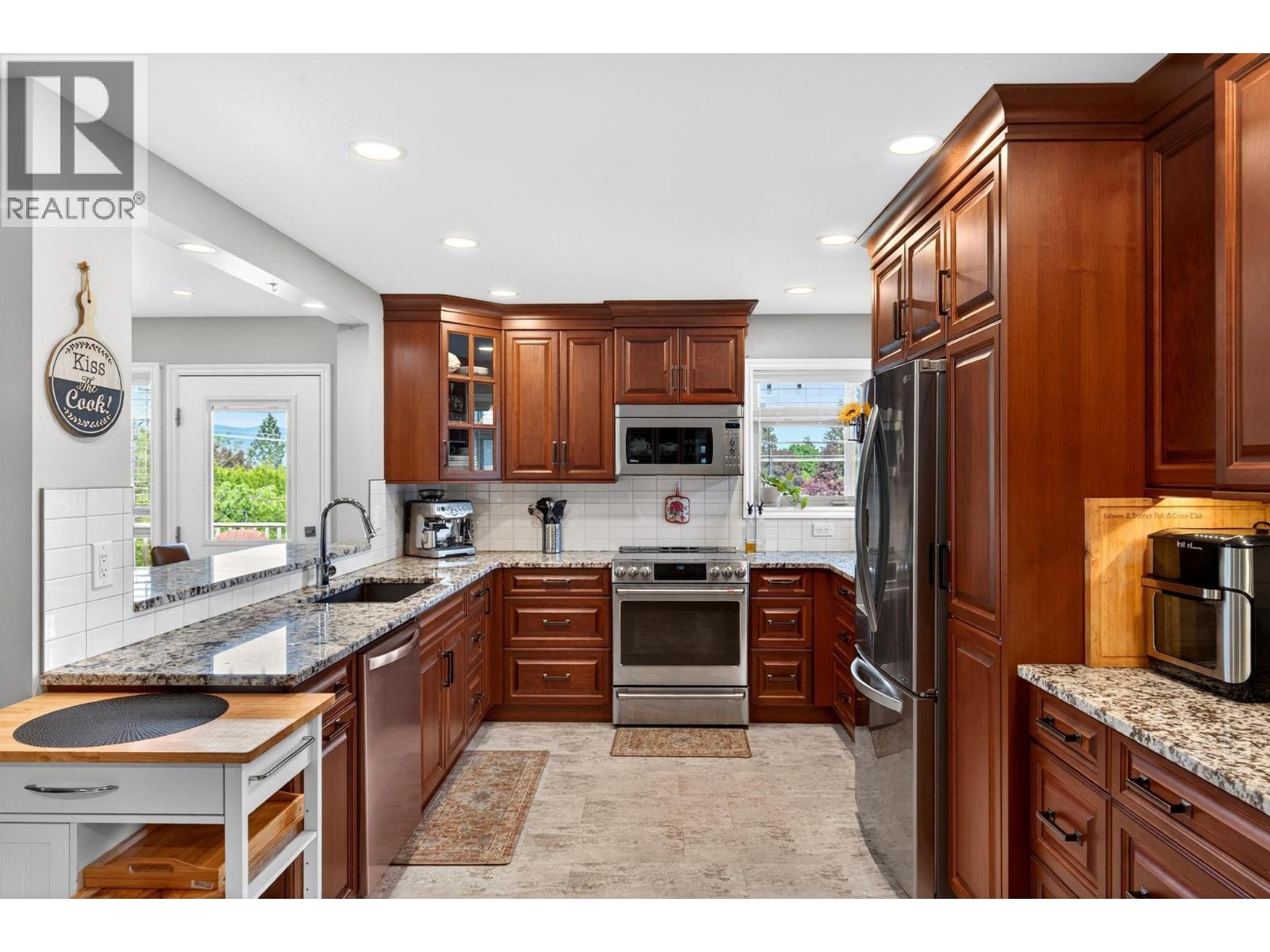 1544 Woodridge Road, Kelowna, British Columbia  V1W 2Z9 - Photo 5 - 10386230