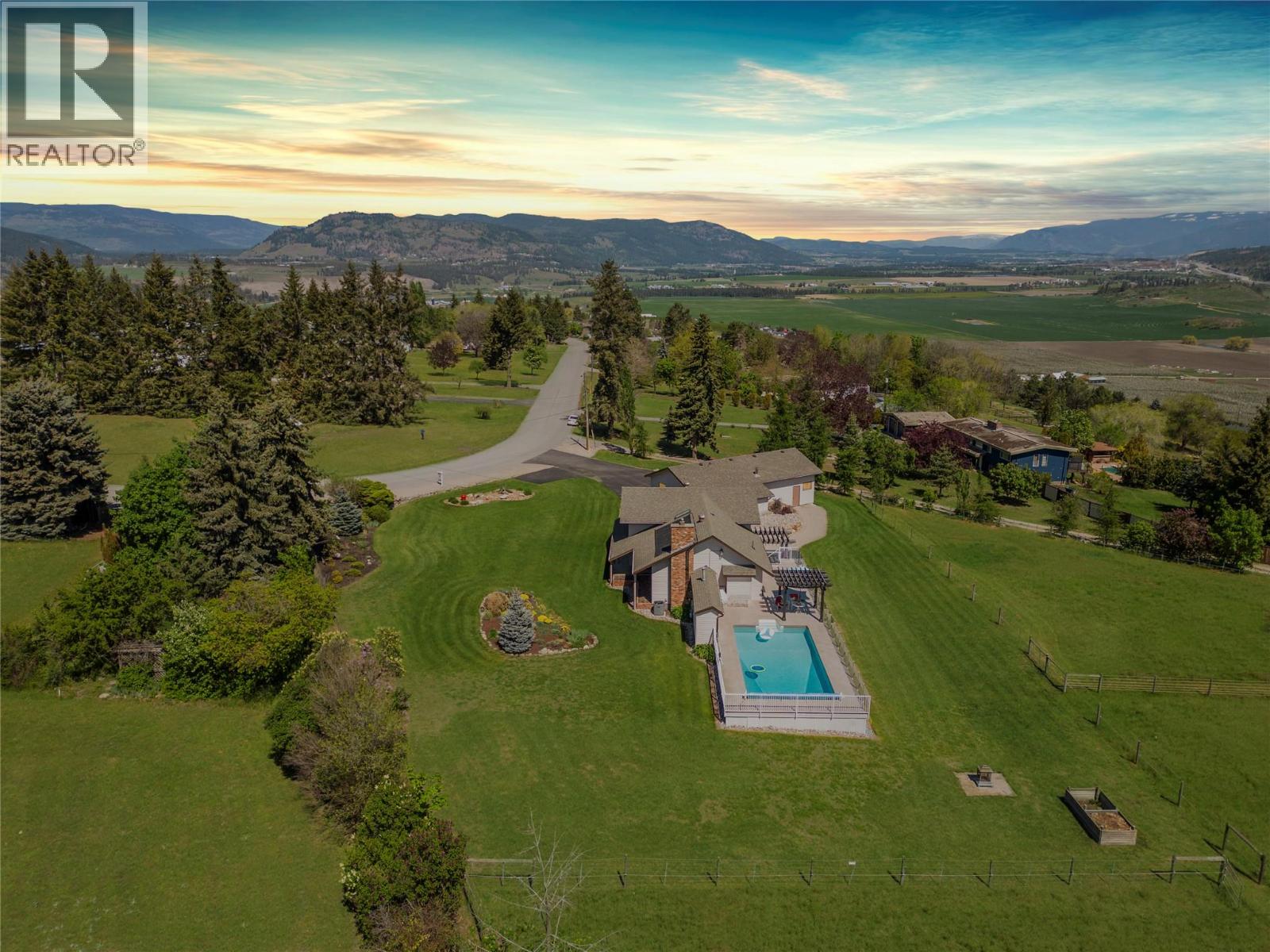 186 Stepping Stones Crescent, Spallumcheen, British Columbia  V1H 1X2 - Photo 2 - 10386809