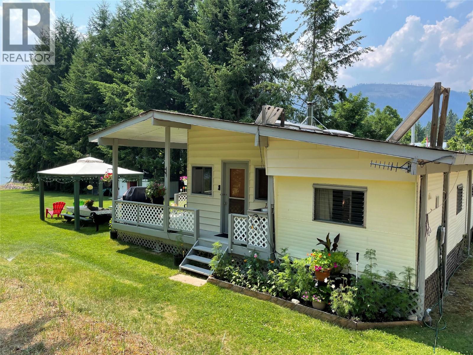 7524 Deer Park Road, deer park, British Columbia