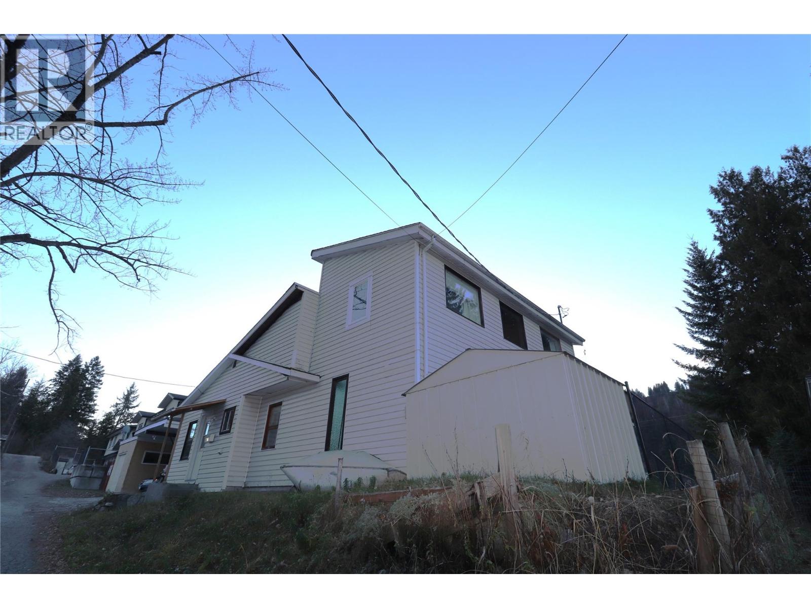 613 11th Avenue, Castlegar, British Columbia  V1N 1J7 - Photo 1 - 10387358