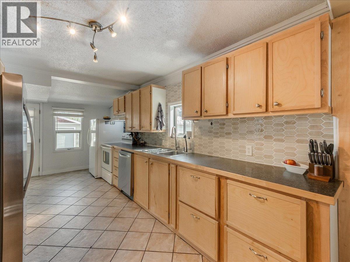 613 11th Avenue, Castlegar, British Columbia  V1N 1J7 - Photo 13 - 10387358