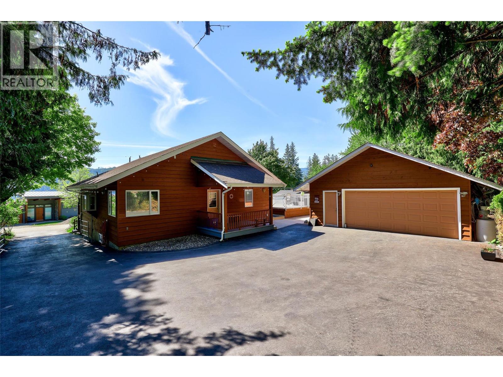 8697 St. Ives Road, St. Ives, British Columbia  V0E 1M9 - Photo 2 - 10387331