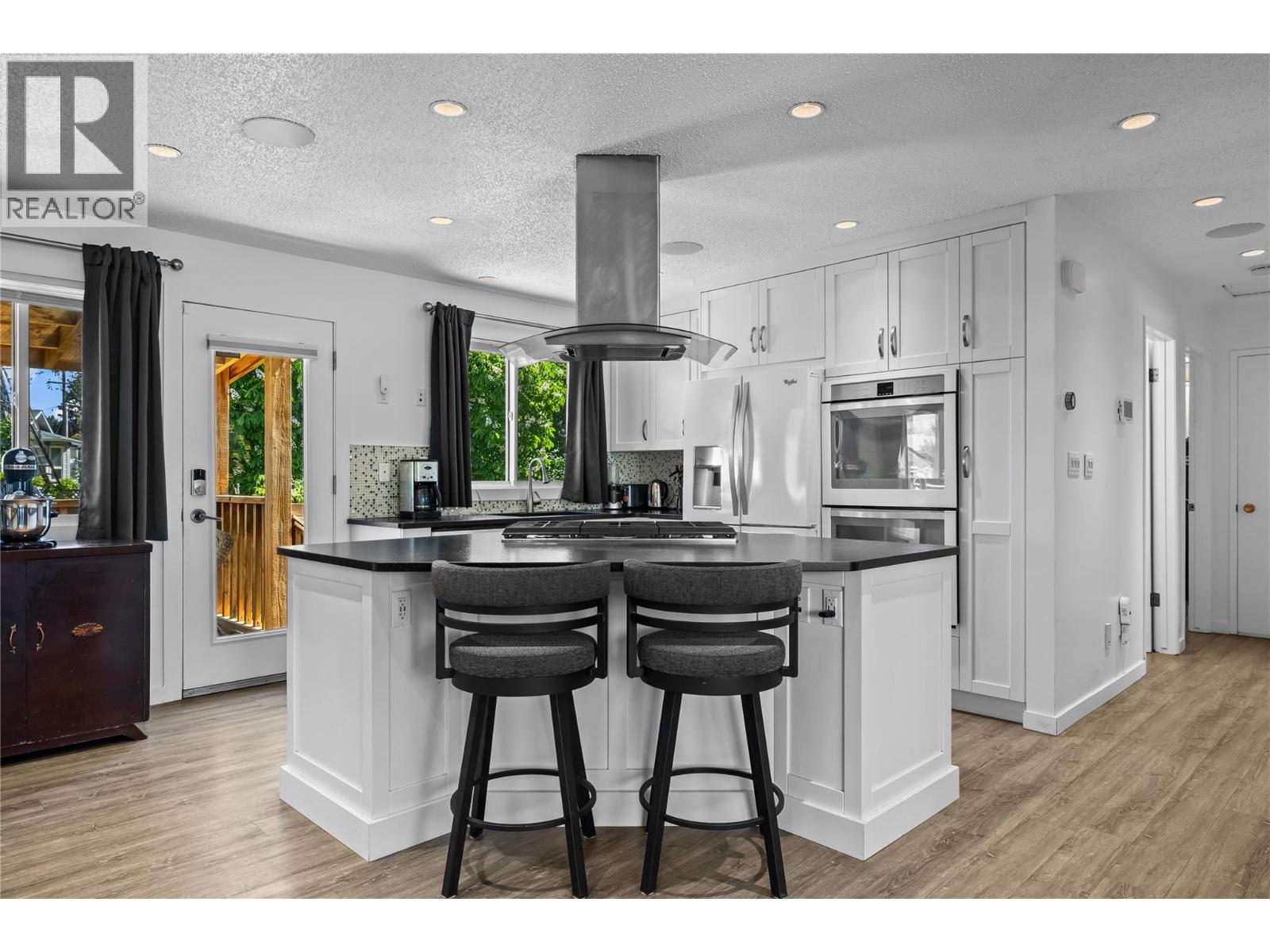 992 Grenfell Court, Kelowna, British Columbia  V1Y 8C5 - Photo 4 - 10386422