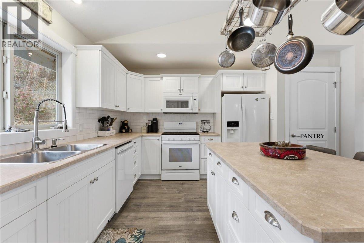 309 Killarney Way, Vernon, British Columbia  V1H 2C5 - Photo 6 - 10387544