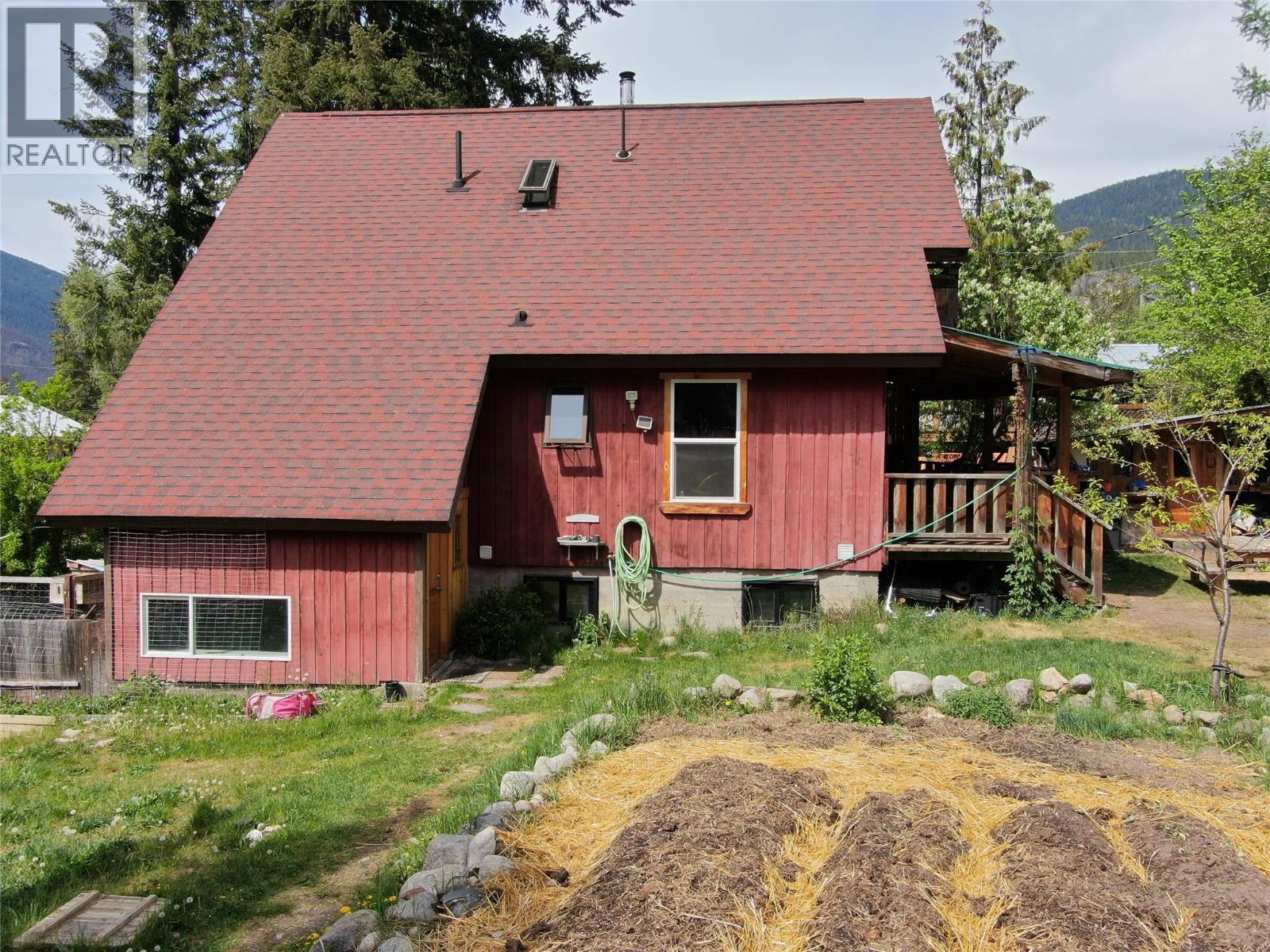 1013 Slocan Street, Slocan, British Columbia  V1L 2C0 - Photo 2 - 10387377
