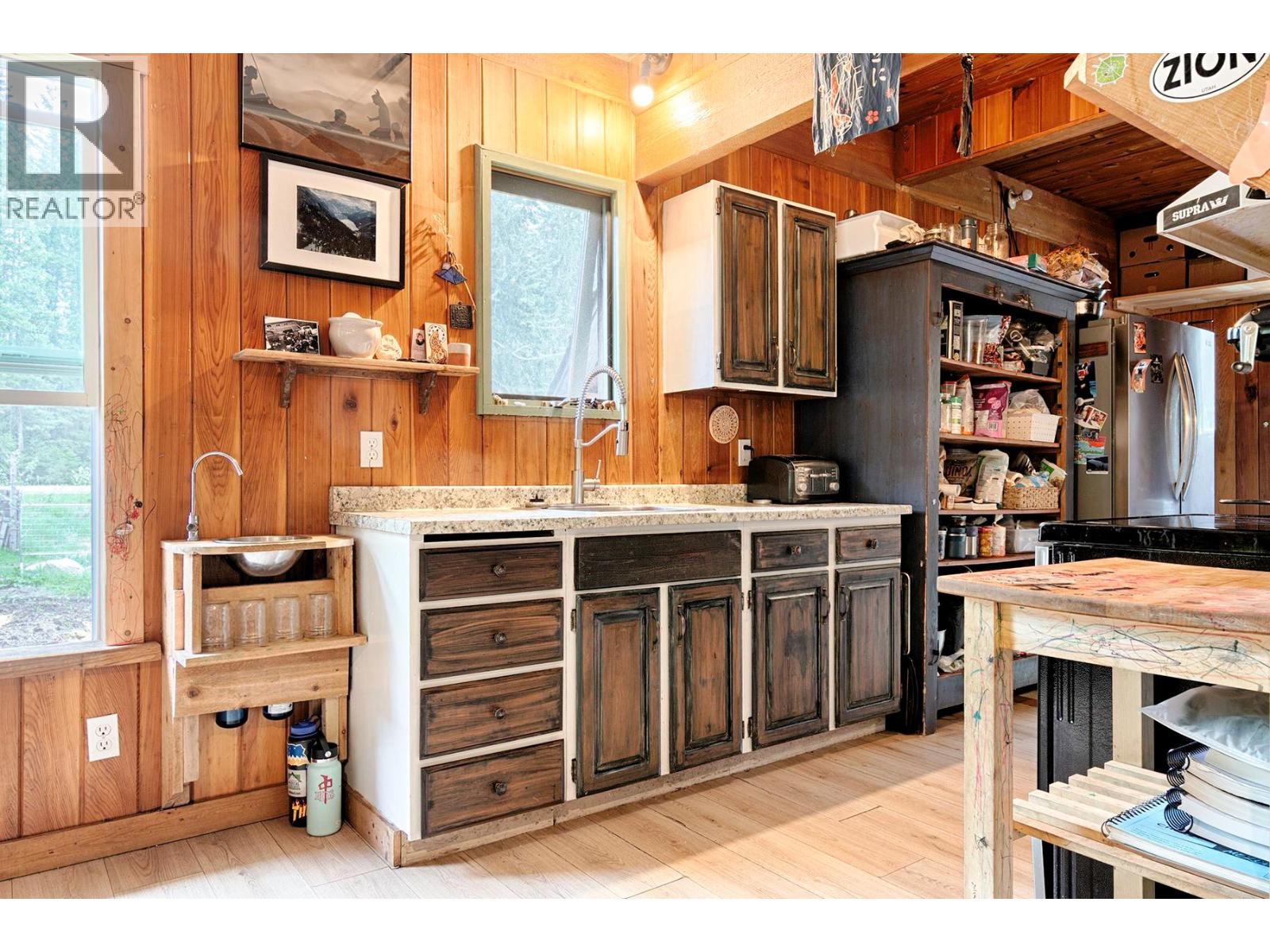 1013 Slocan Street, Slocan, British Columbia  V1L 2C0 - Photo 8 - 10387377