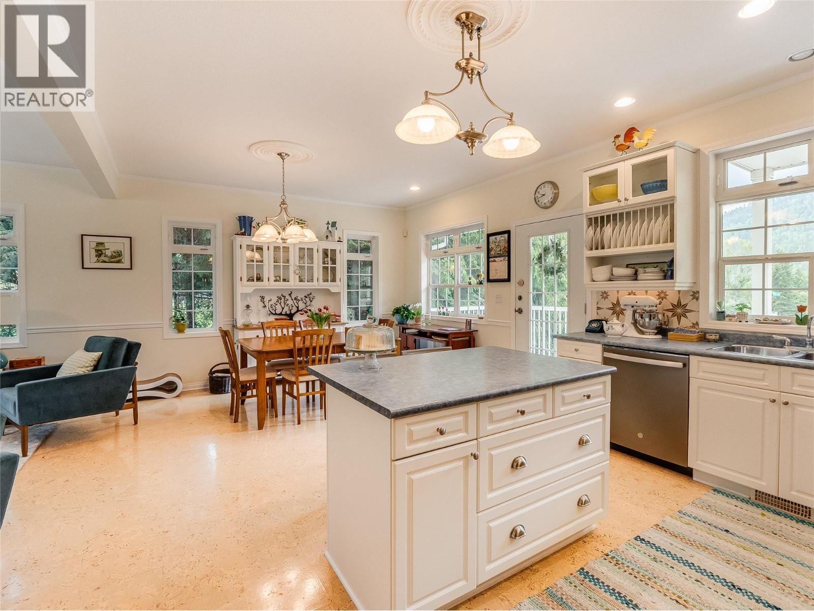 3275 Broadwater Road, Robson, British Columbia  V0G 1X0 - Photo 15 - 10386895
