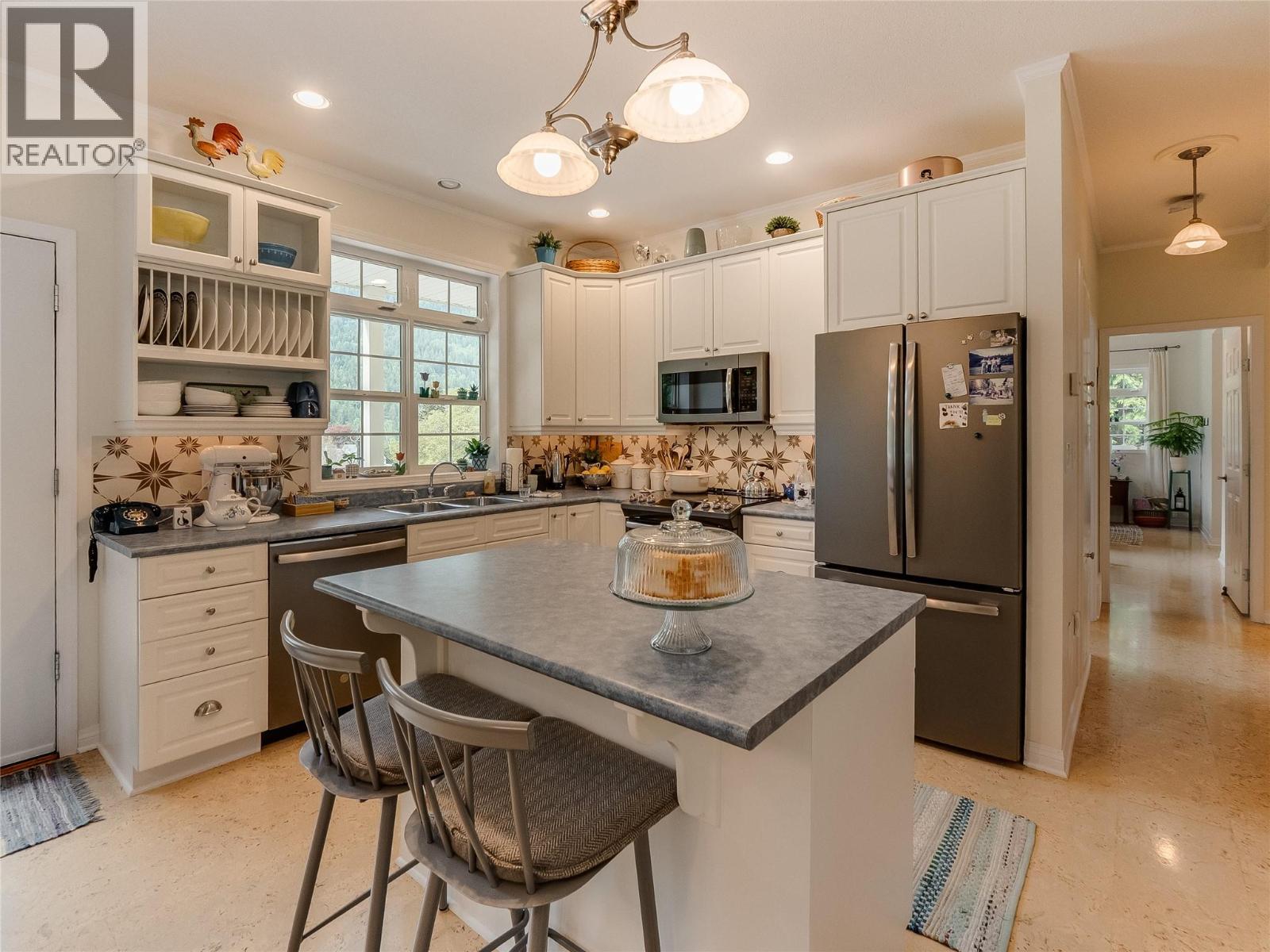 3275 Broadwater Road, Robson, British Columbia  V0G 1X0 - Photo 17 - 10386895