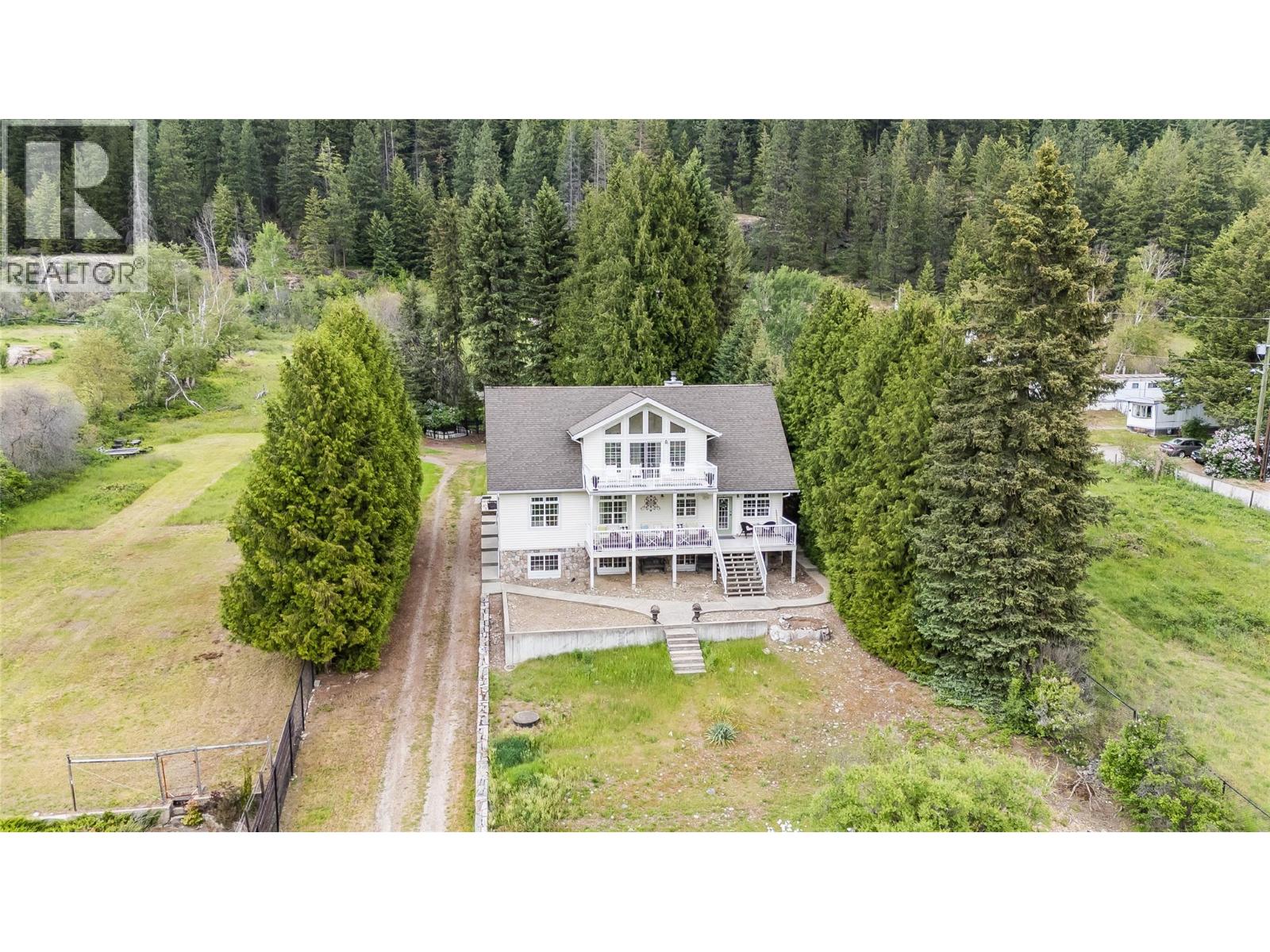 3275 Broadwater Road, Robson, British Columbia  V0G 1X0 - Photo 2 - 10386895