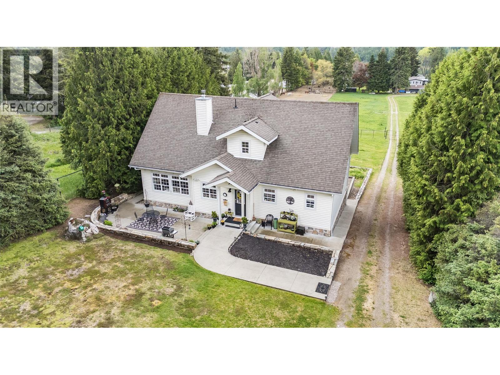 3275 Broadwater Road, Robson, British Columbia  V0G 1X0 - Photo 3 - 10386895