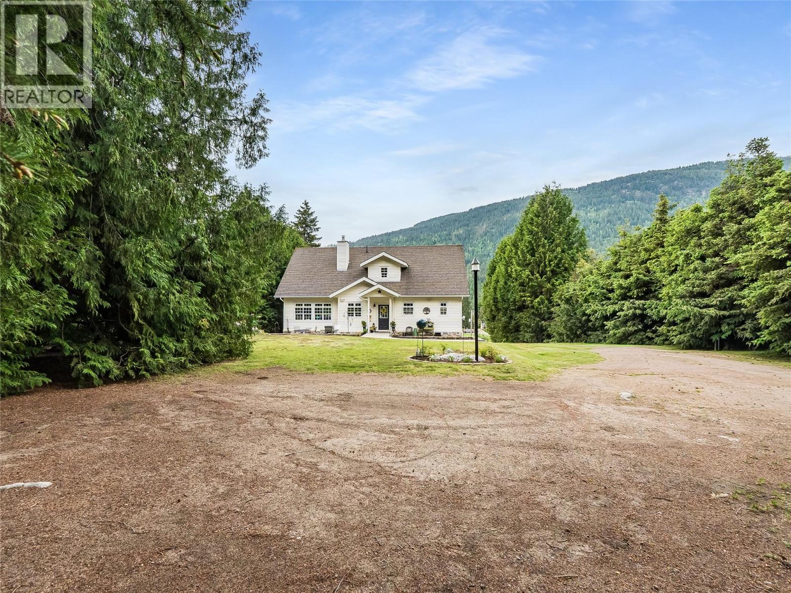 3275 Broadwater Road, Robson, British Columbia  V0G 1X0 - Photo 6 - 10386895