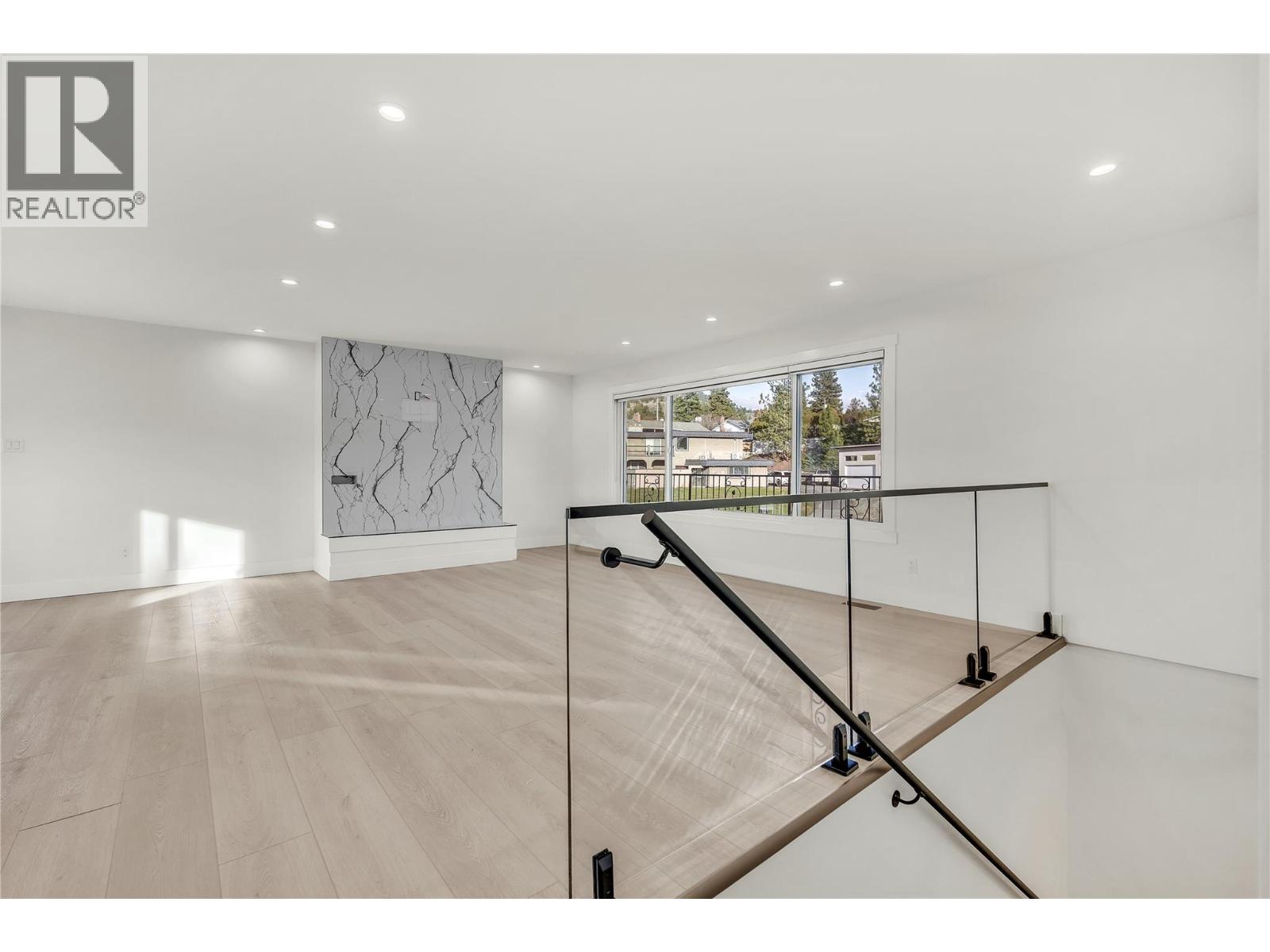 172 Maccleave Court, Penticton, British Columbia  V2A 3Y8 - Photo 4 - 10387131