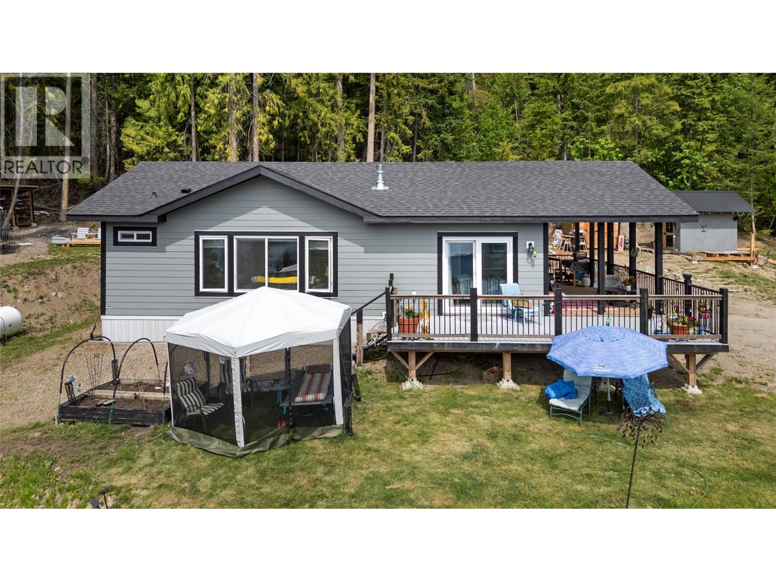 7551 Klondike Trail, anglemont, British Columbia