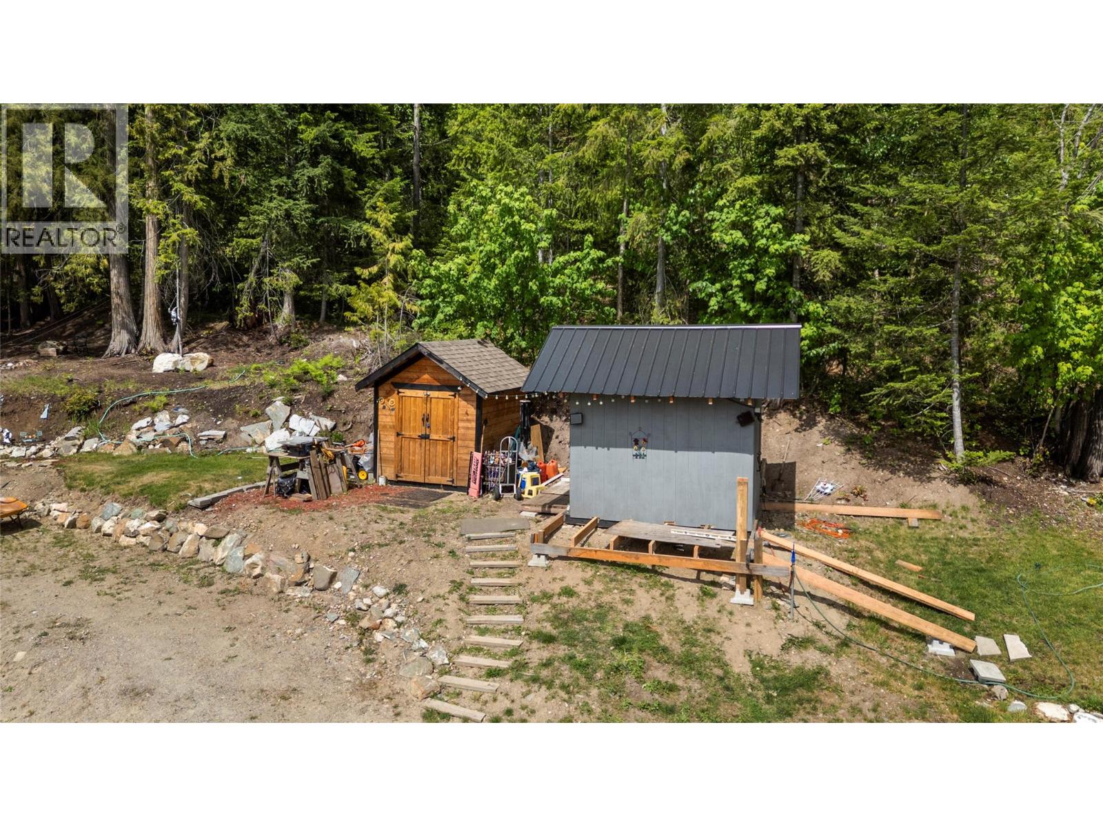 7551 Klondike Trail, Anglemont, British Columbia  V0E 1M8 - Photo 26 - 10387729