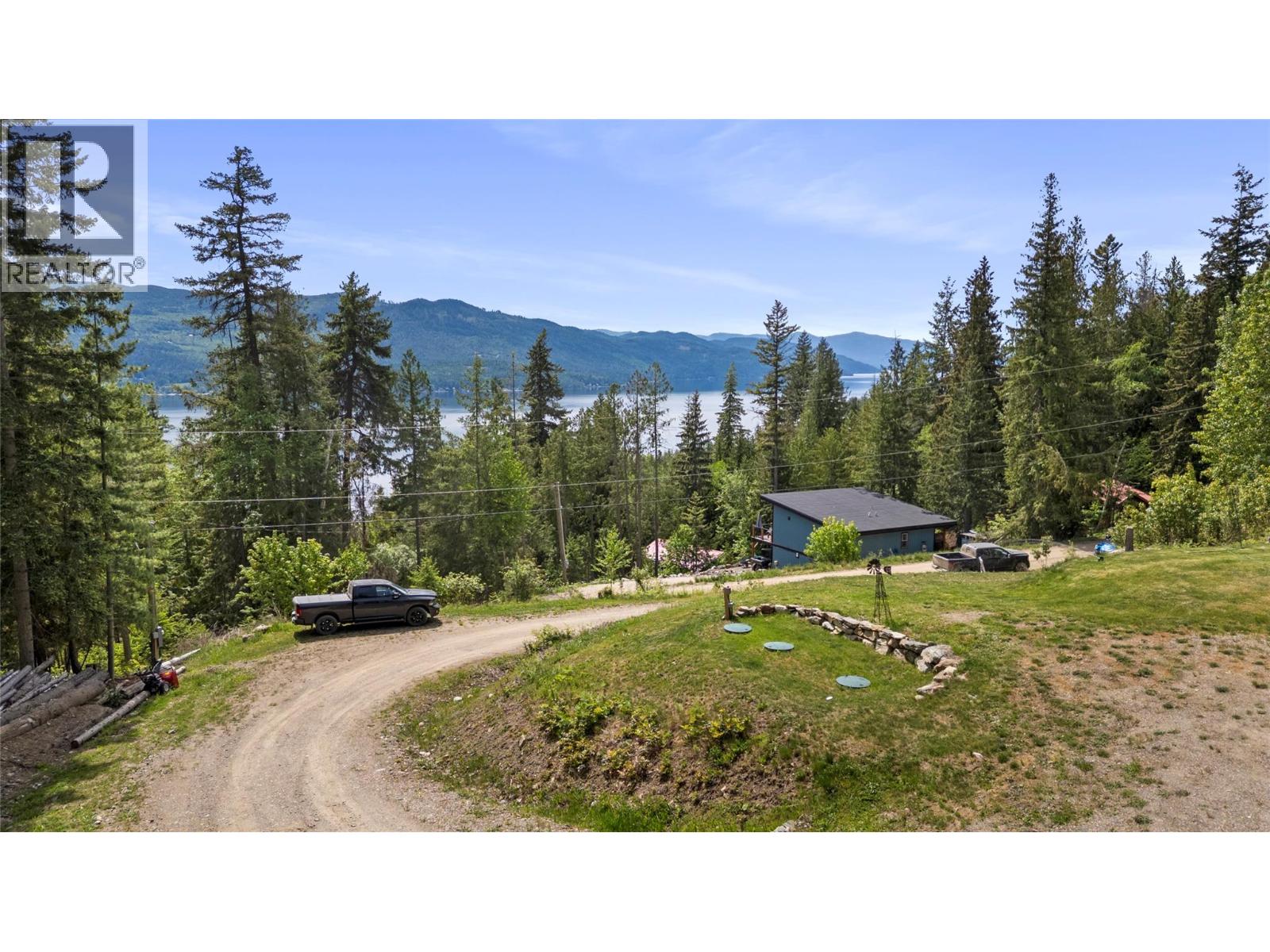 7551 Klondike Trail, Anglemont, British Columbia  V0E 1M8 - Photo 27 - 10387729