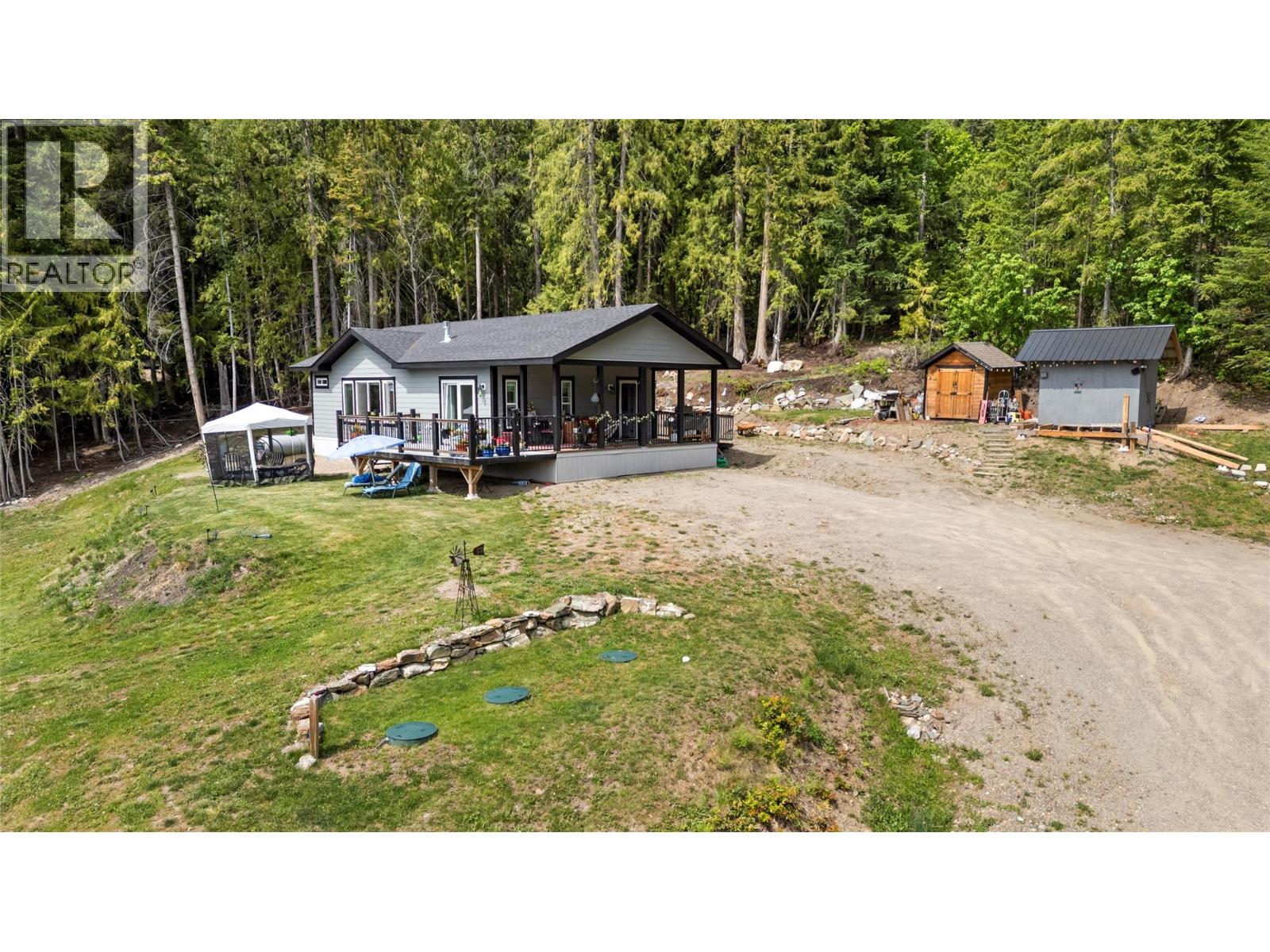 7551 Klondike Trail, Anglemont, British Columbia  V0E 1M8 - Photo 30 - 10387729