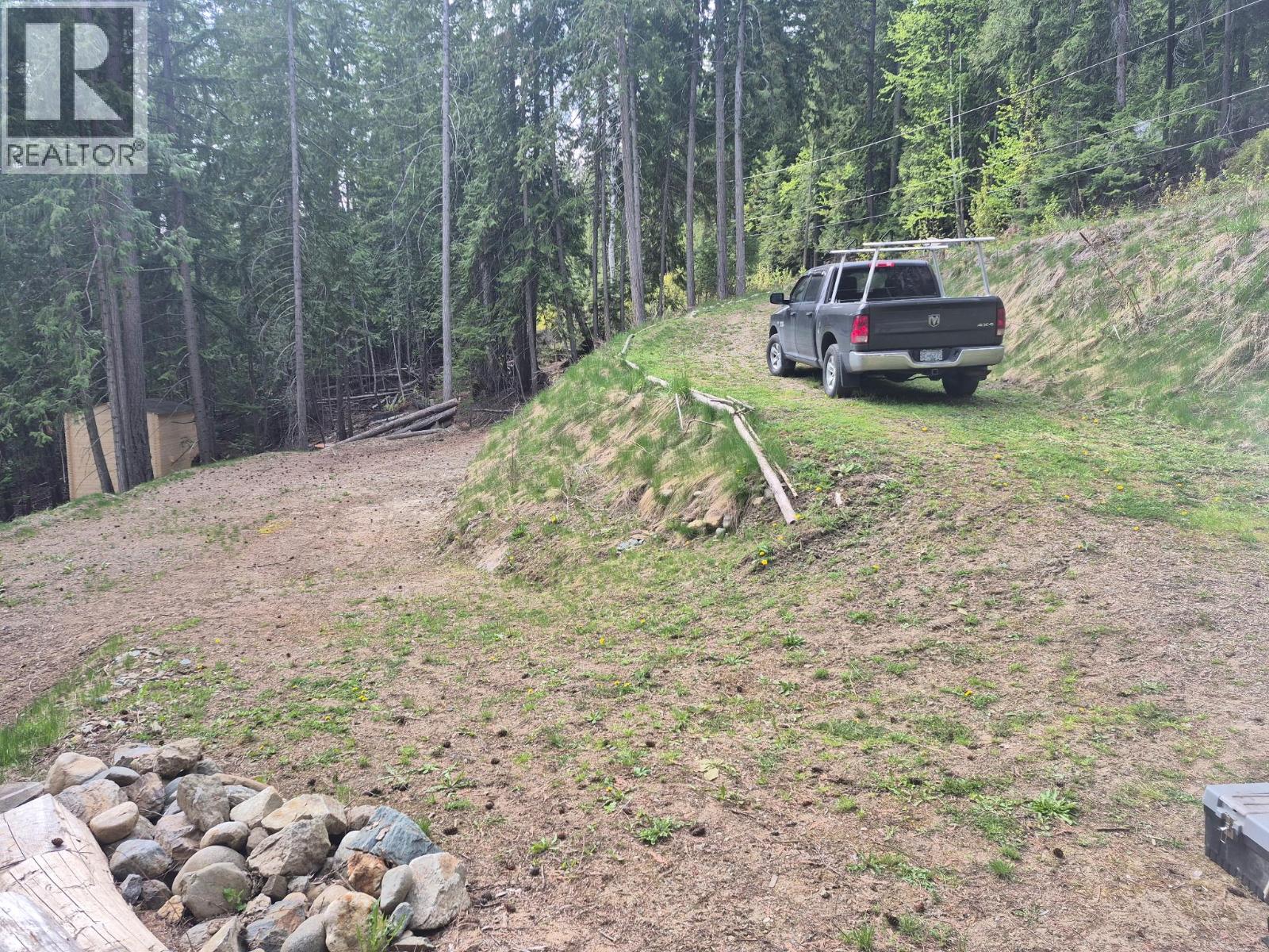 2818 Vickers Trail, Anglemont, British Columbia  V0E 1M8 - Photo 2 - 10387765