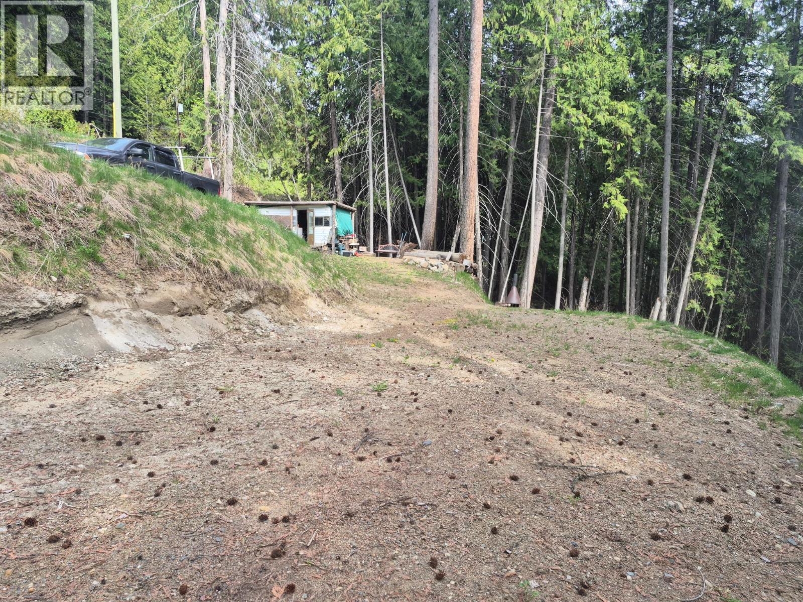 2818 Vickers Trail, Anglemont, British Columbia  V0E 1M8 - Photo 5 - 10387765