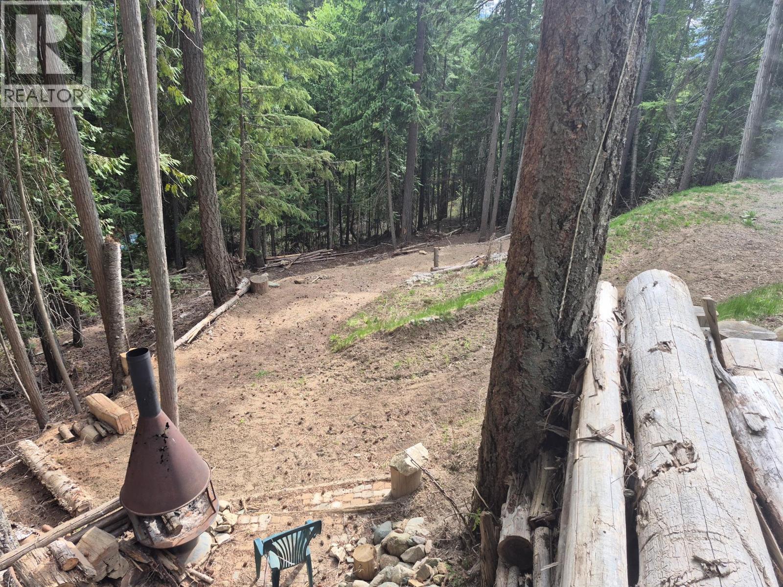2818 Vickers Trail, Anglemont, British Columbia  V0E 1M8 - Photo 6 - 10387765