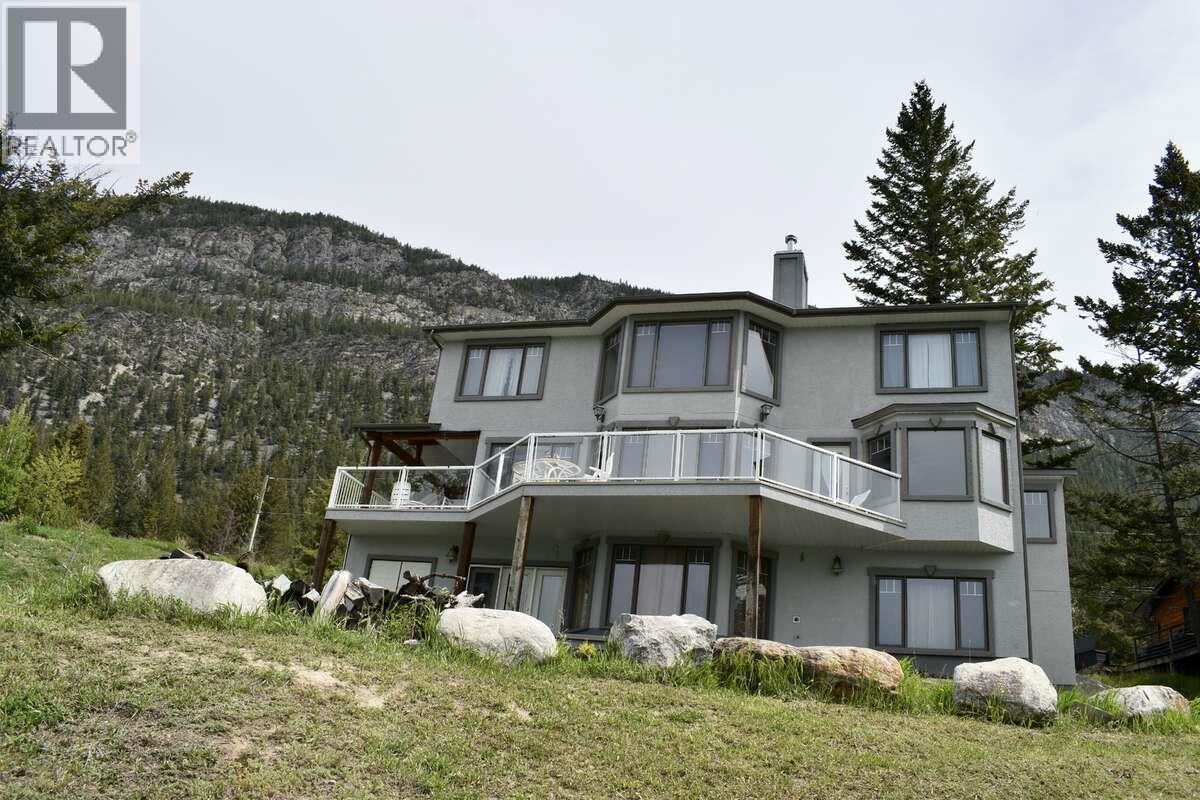 8381 RICHARDSON Crescent, canal flats, British Columbia