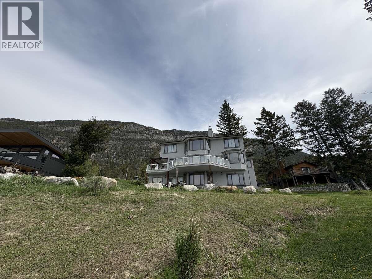 8381 Richardson Crescent, Canal Flats, British Columbia  V0B 1B0 - Photo 2 - 10387785