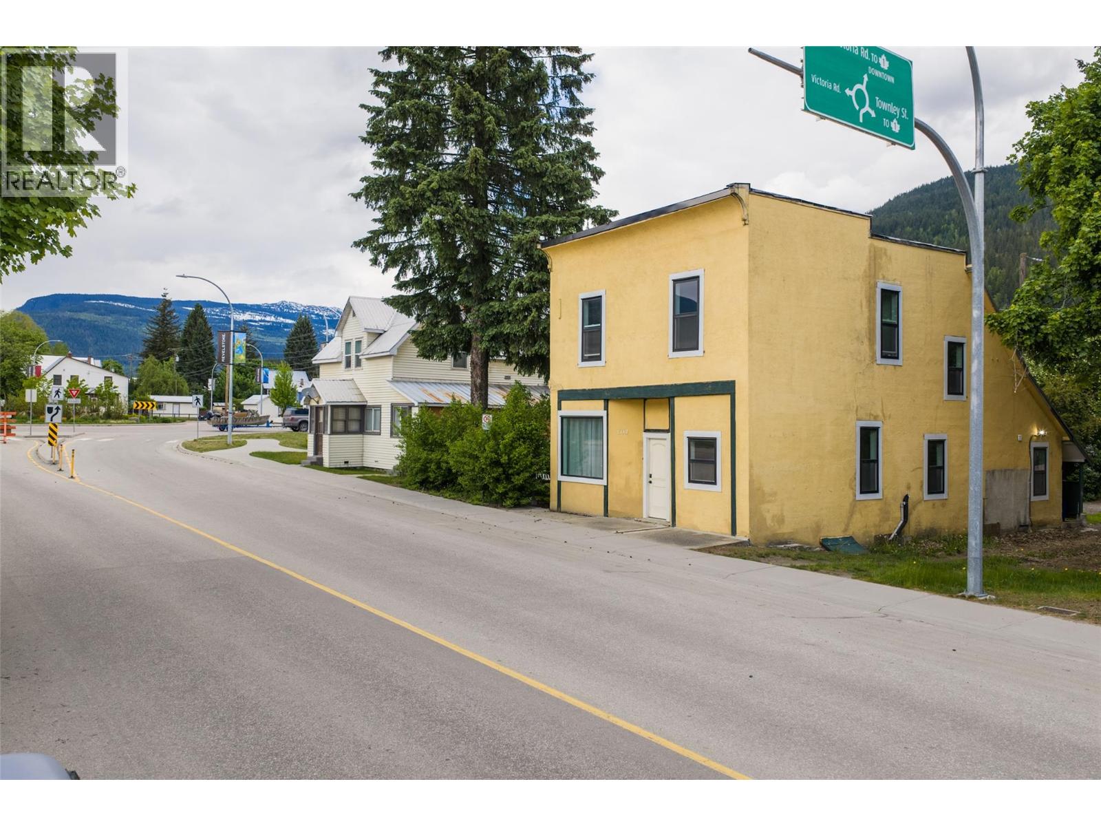 604 Fourth Street E, Revelstoke, British Columbia  V0E 2S0 - Photo 4 - 10385422