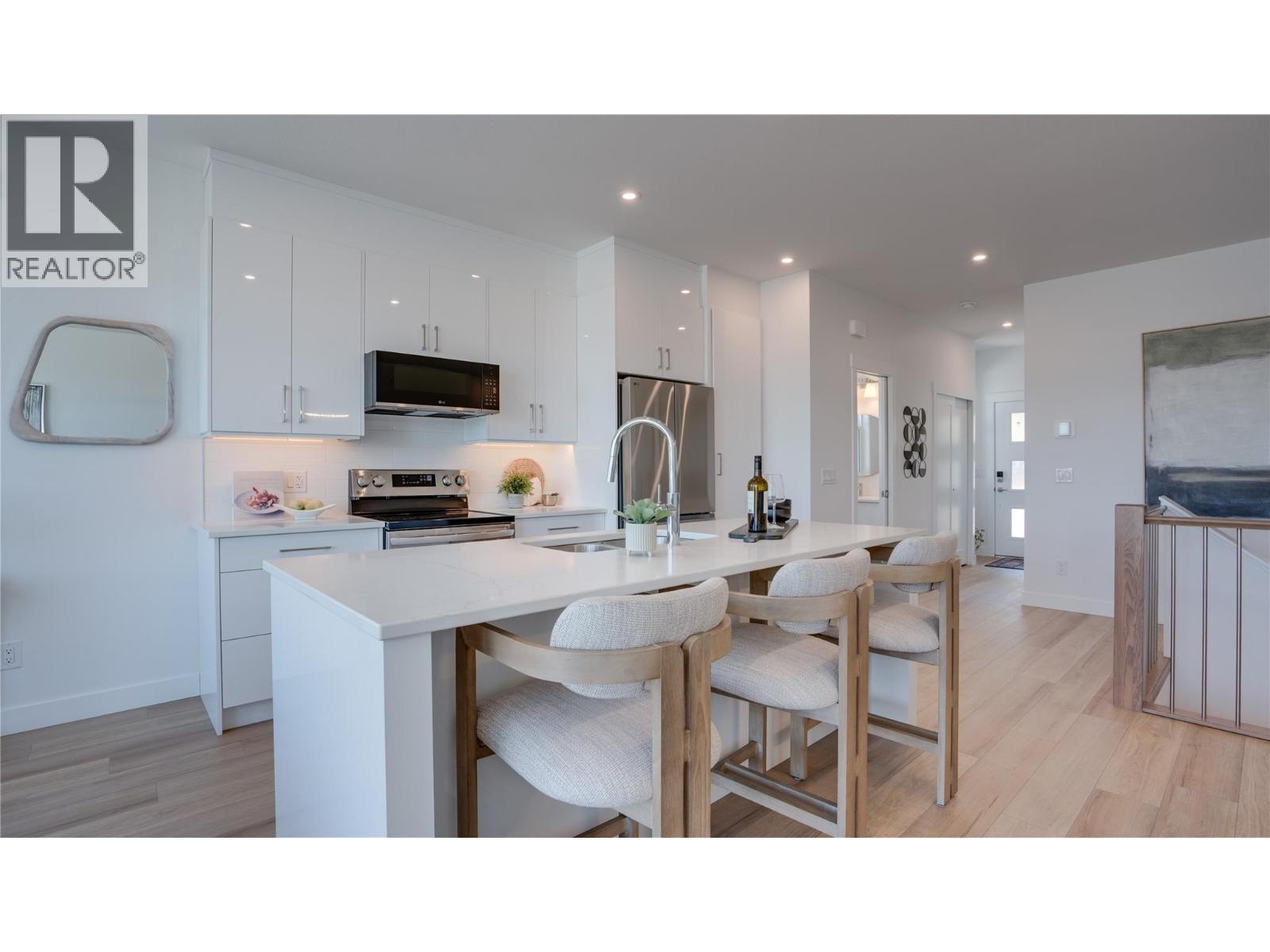 1050 Mt Revelstoke Place Unit# 3, Vernon, British Columbia  V1B 3Z9 - Photo 3 - 10387709