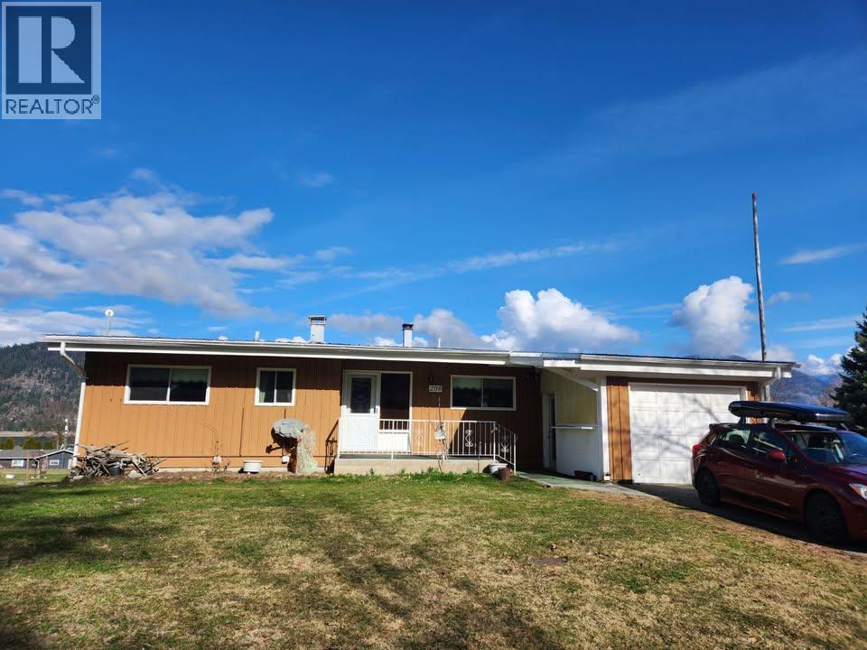 208 Maple Street, fauquier, British Columbia