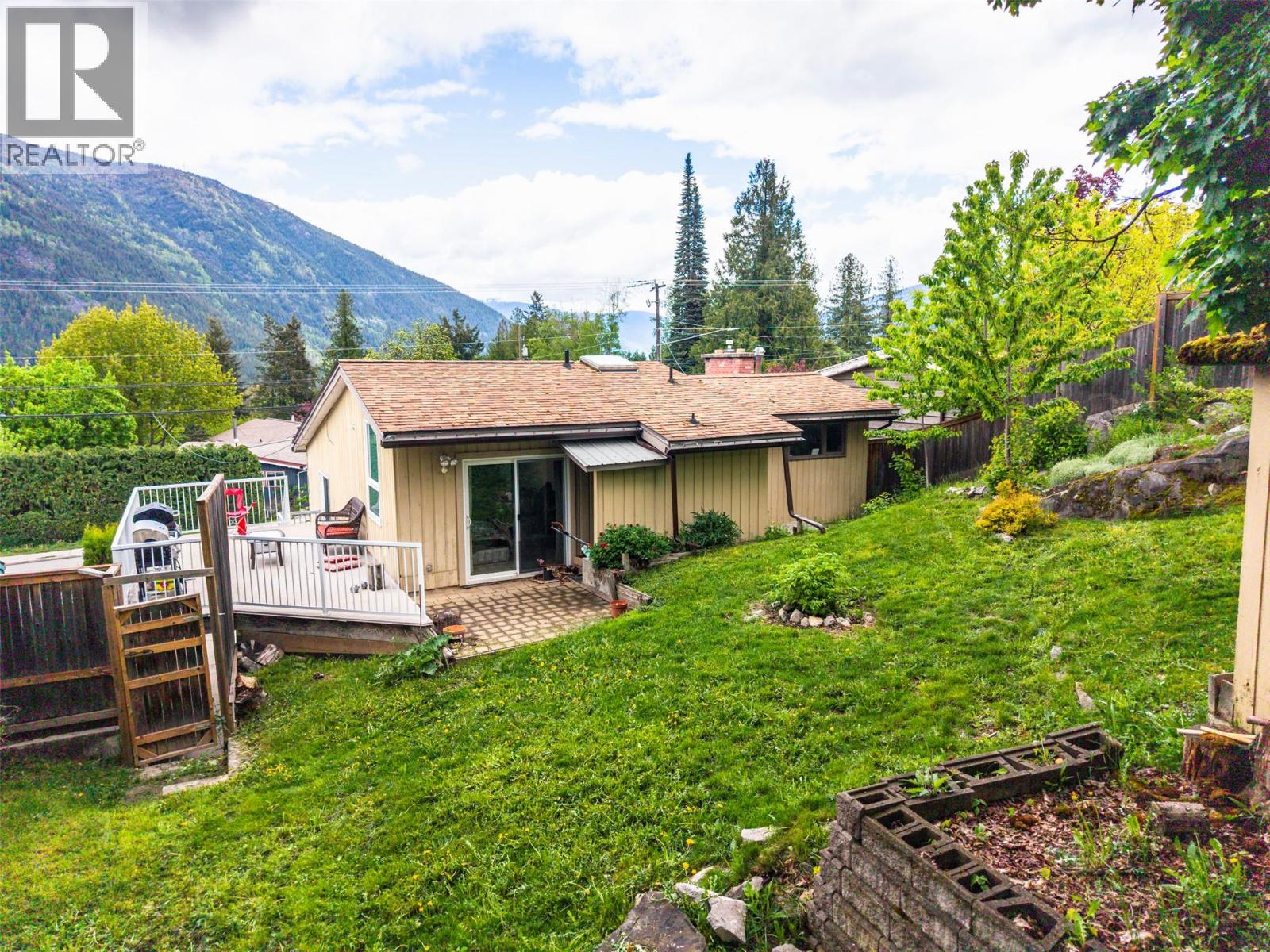 703 West Innes Street, Nelson, British Columbia  V1L 3J4 - Photo 2 - 10387679