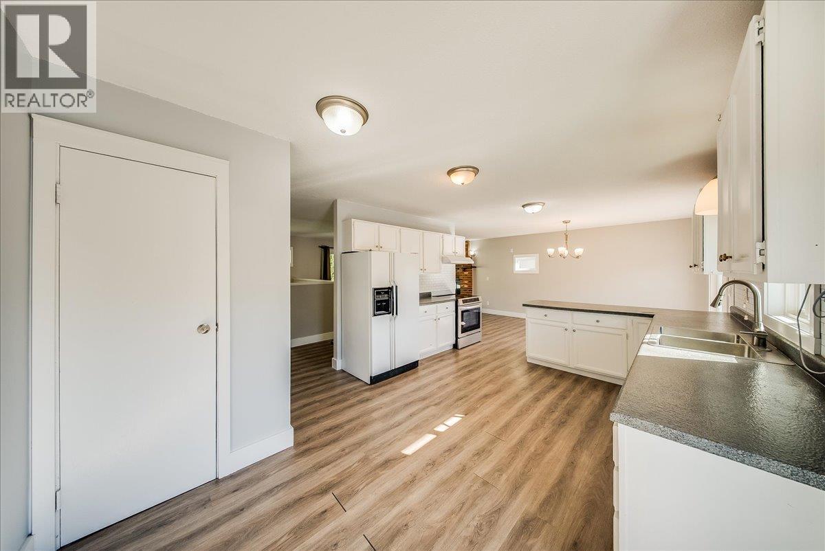 909 7th Street, Montrose, British Columbia  V0G 1P0 - Photo 3 - 10387602