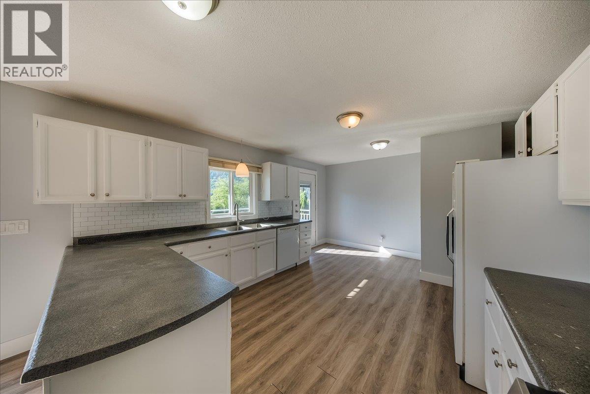 909 7th Street, Montrose, British Columbia  V0G 1P0 - Photo 6 - 10387602
