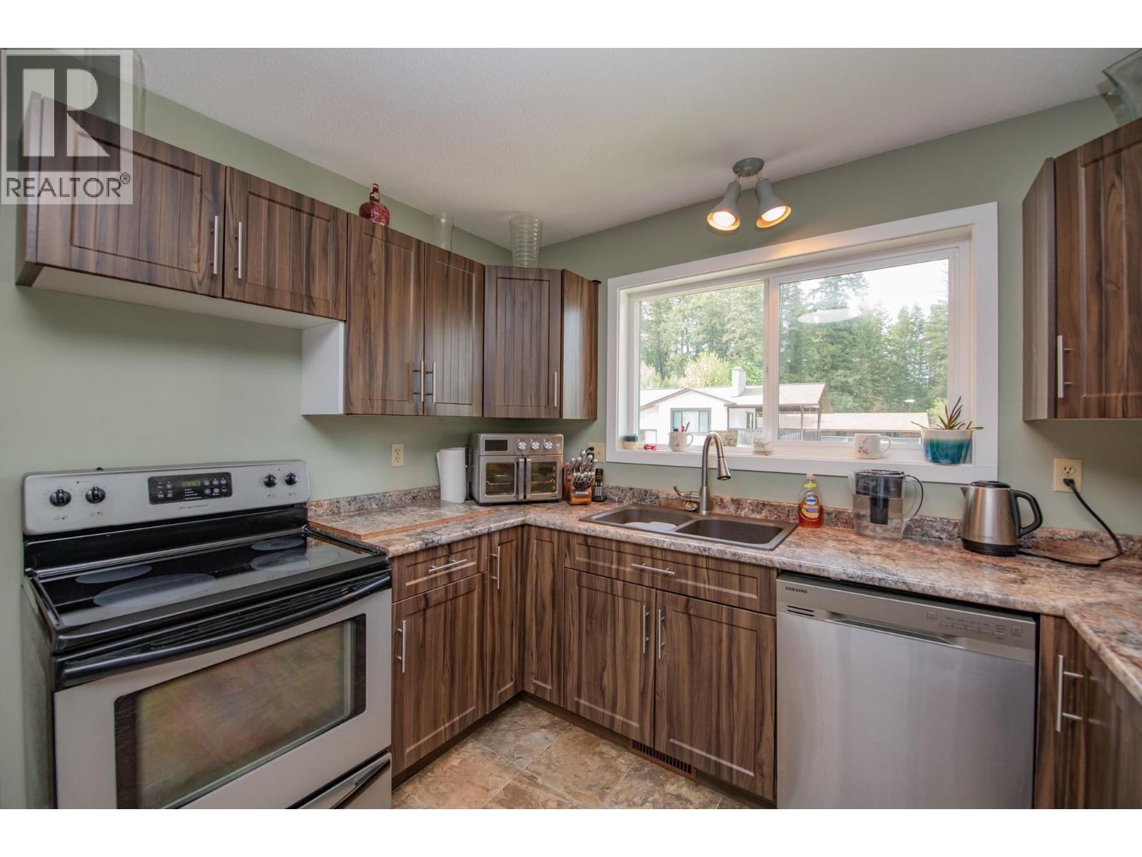 2250 Leblanc Street, Lumby, British Columbia  V0E 2G0 - Photo 9 - 10387746