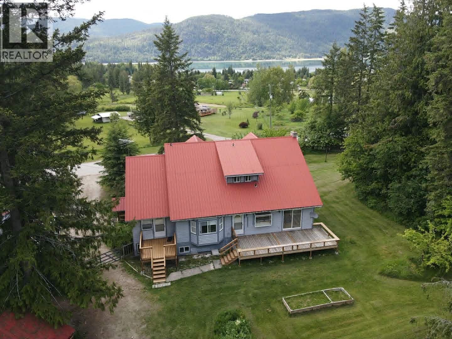 561 Willow Street, Fauquier, British Columbia  V0G 1J0 - Photo 2 - 10387442