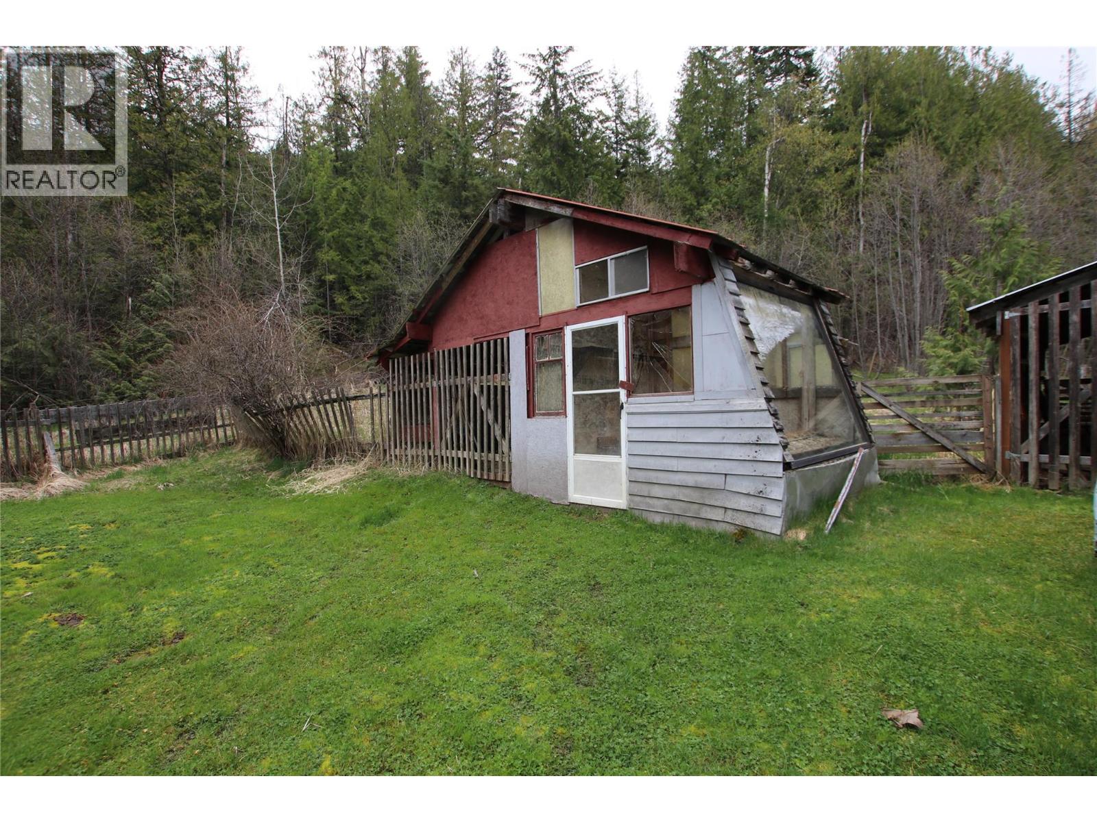 561 Willow Street, Fauquier, British Columbia  V0G 1J0 - Photo 27 - 10387442