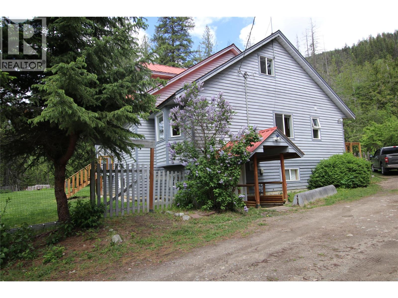561 Willow Street, Fauquier, British Columbia  V0G 1J0 - Photo 32 - 10387442