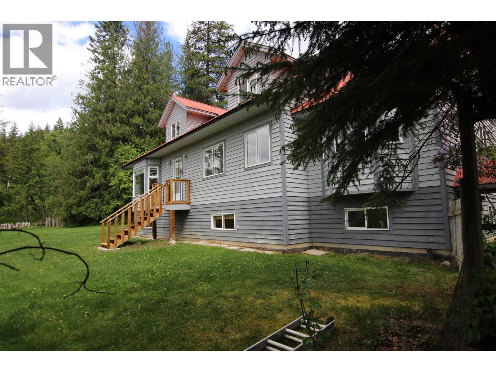 561 Willow Street, Fauquier, British Columbia  V0G 1J0 - Photo 33 - 10387442