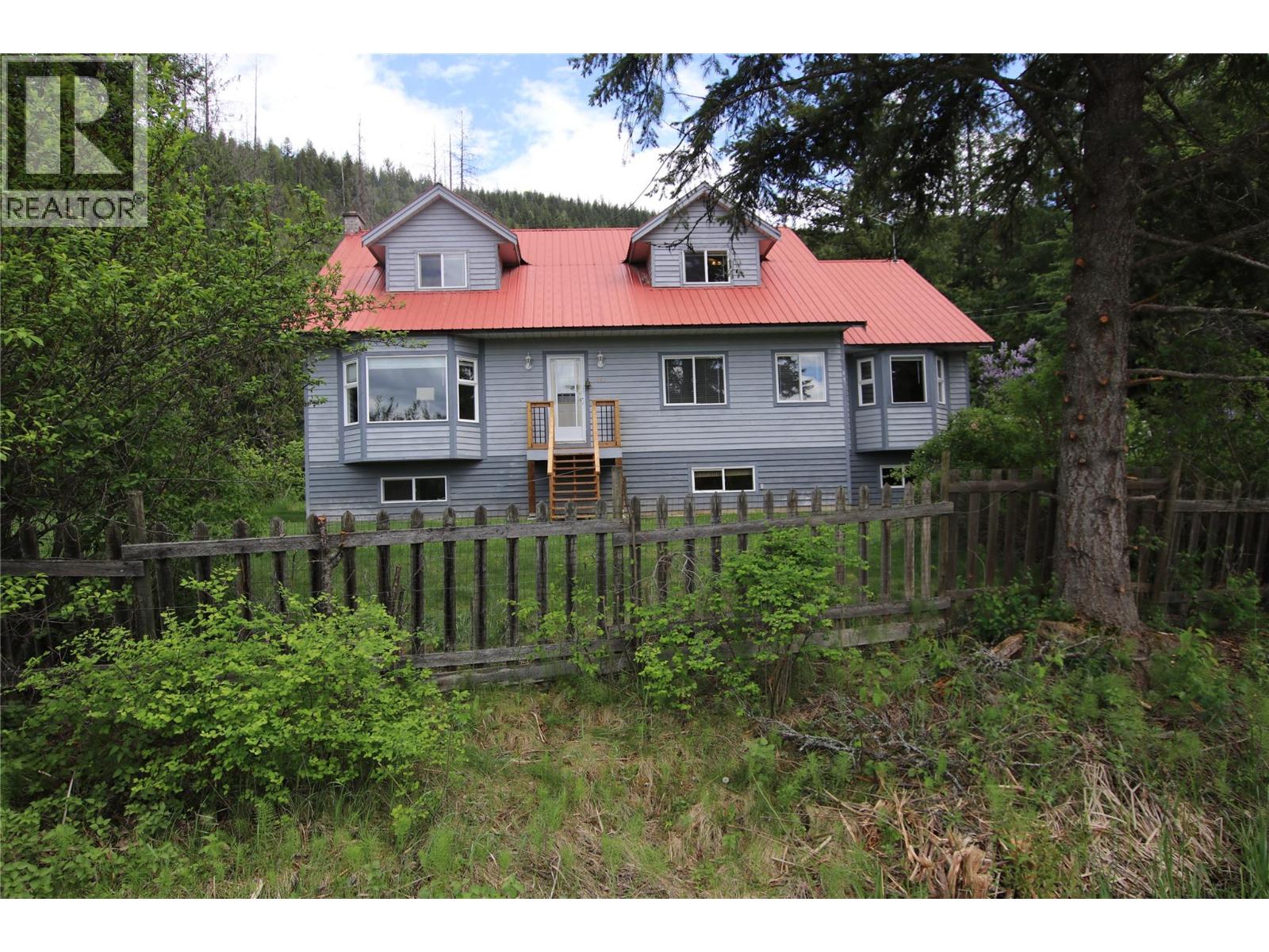 561 Willow Street, Fauquier, British Columbia  V0G 1J0 - Photo 34 - 10387442