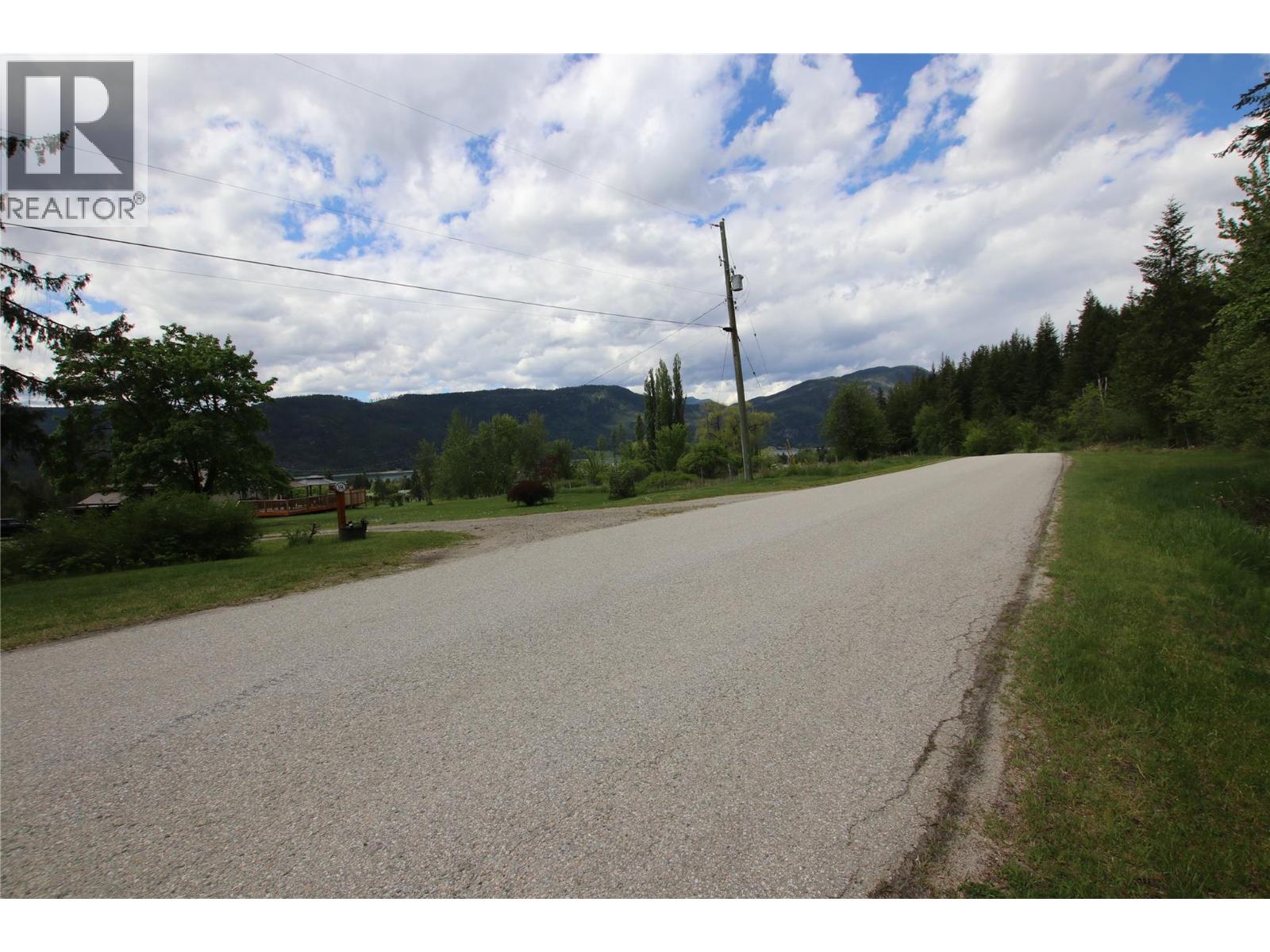 561 Willow Street, Fauquier, British Columbia  V0G 1J0 - Photo 37 - 10387442
