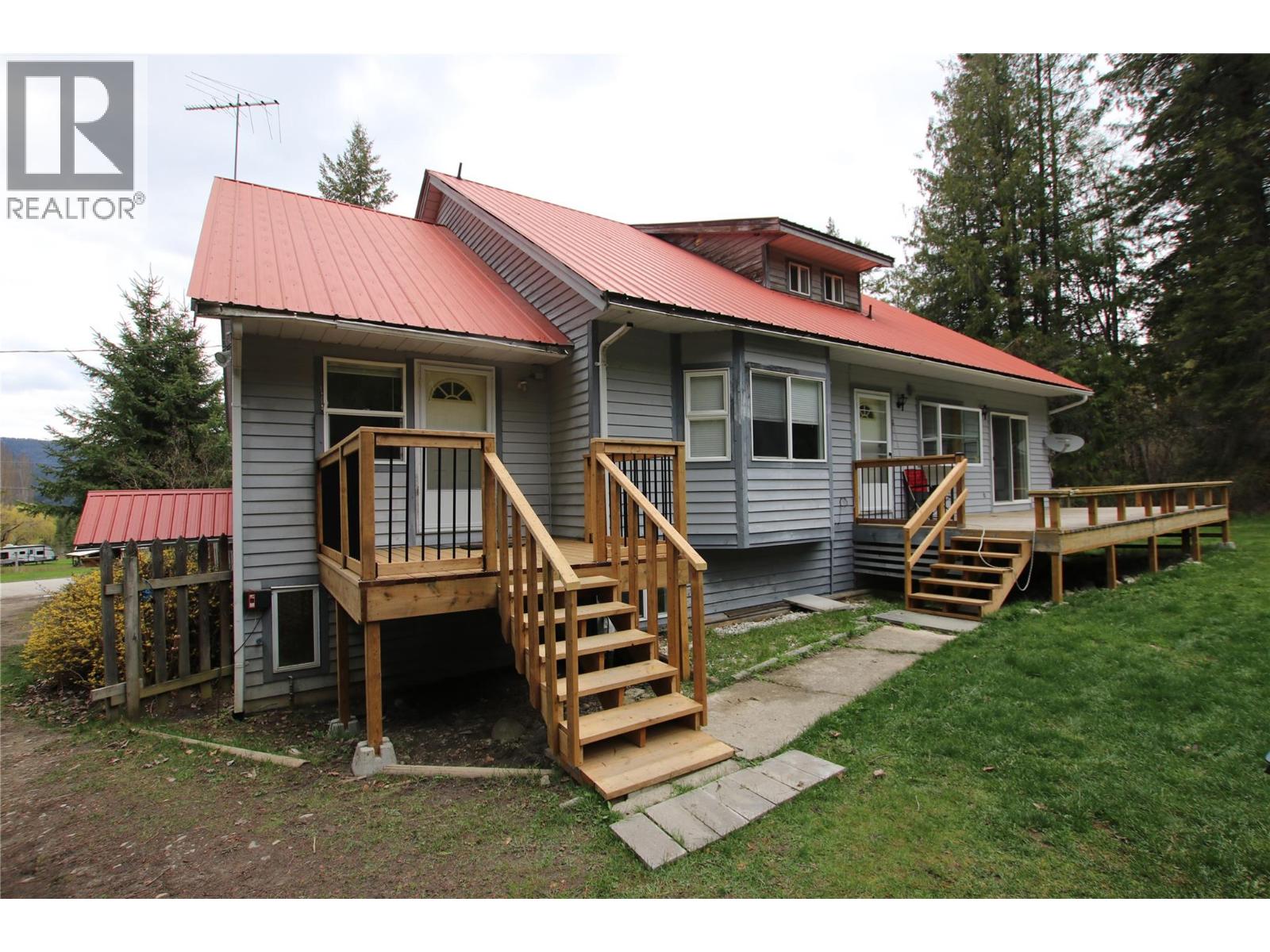 561 Willow Street, Fauquier, British Columbia  V0G 1J0 - Photo 47 - 10387442