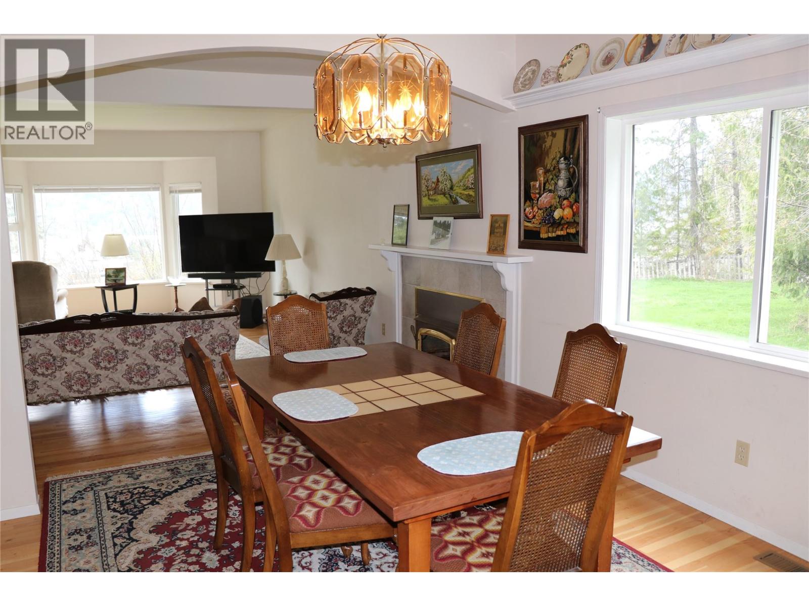 561 Willow Street, Fauquier, British Columbia  V0G 1J0 - Photo 6 - 10387442