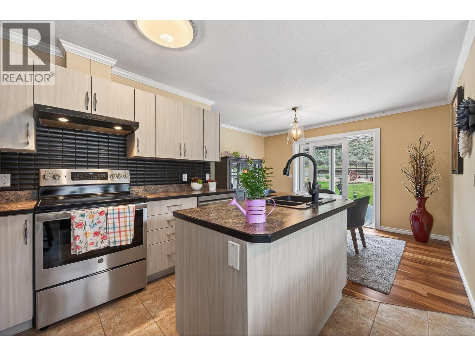 3577 Navatanee Drive, Kamloops, British Columbia  V2H 1S1 - Photo 4 - 10387724
