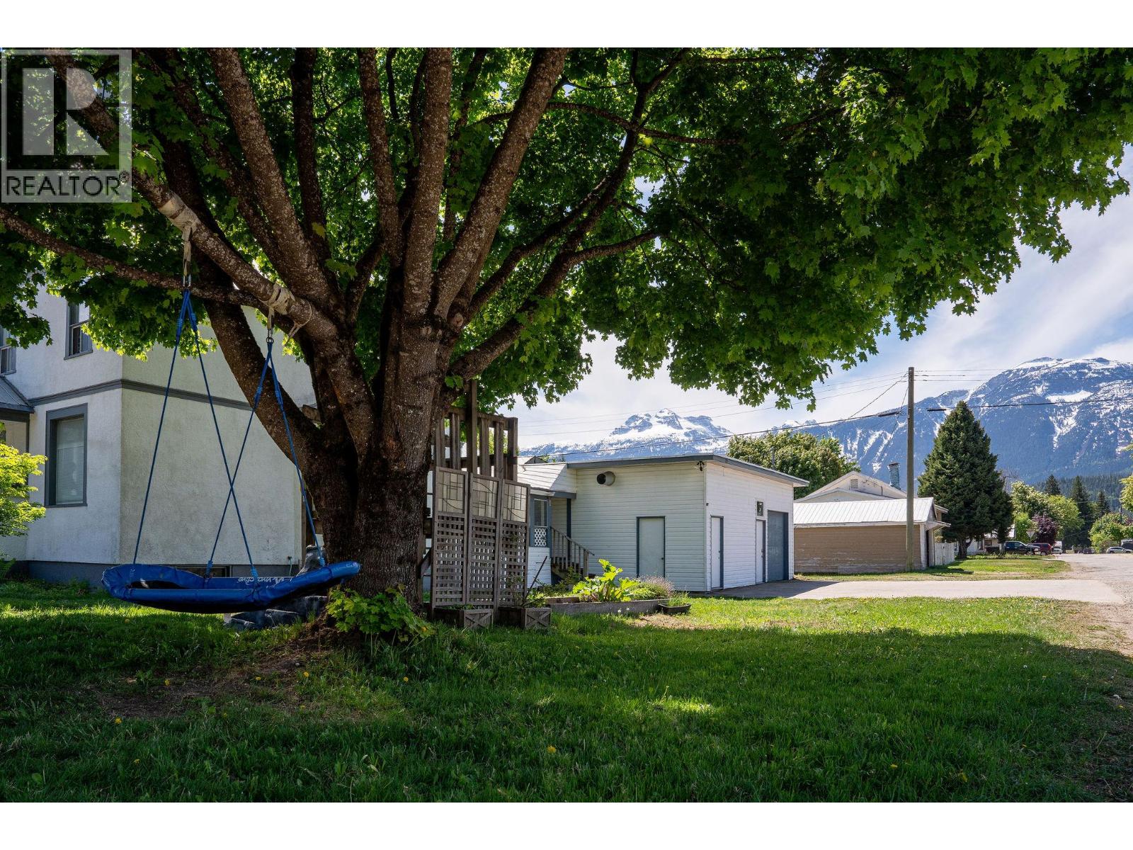 403 Fifth Street E, Revelstoke, British Columbia  V0E 2S0 - Photo 3 - 10387299