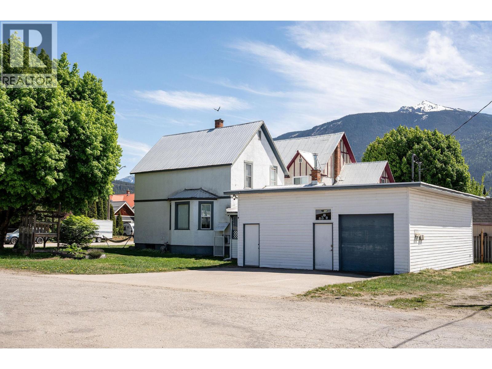 403 Fifth Street E, Revelstoke, British Columbia  V0E 2S0 - Photo 4 - 10387299