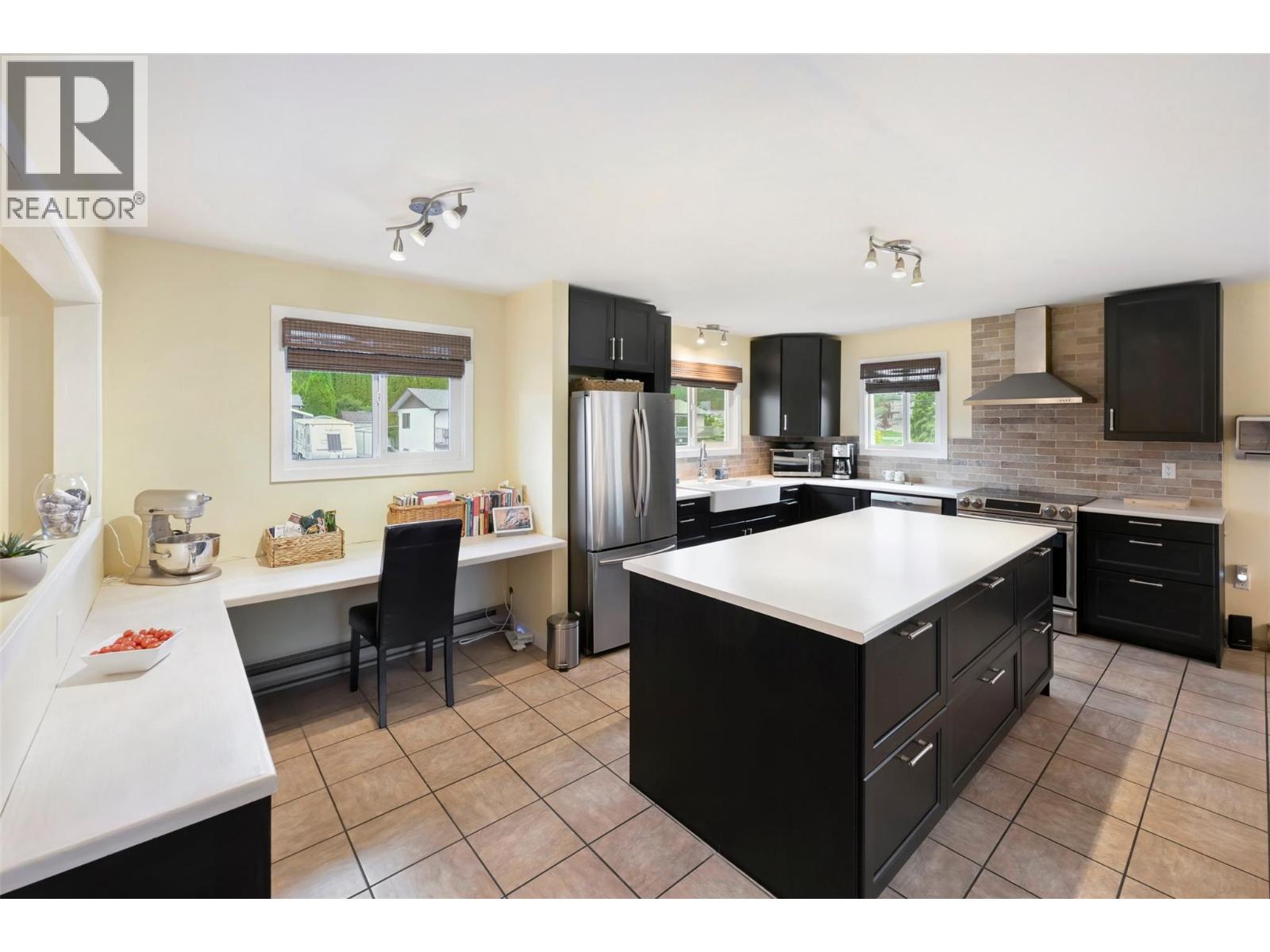 2525 Wiltse Drive, Penticton, British Columbia  V2A 7X7 - Photo 3 - 10386459